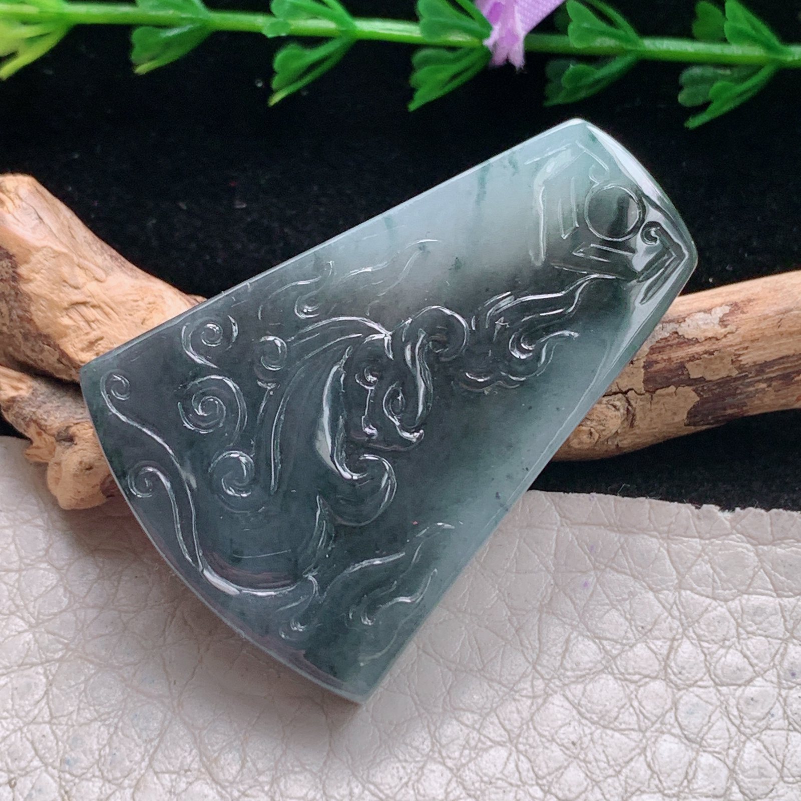 lz实拍41.3*28.8*6特色双彩缅甸天然翡翠a货精雕龙行天下 龙牌玉吊坠 玉挂件