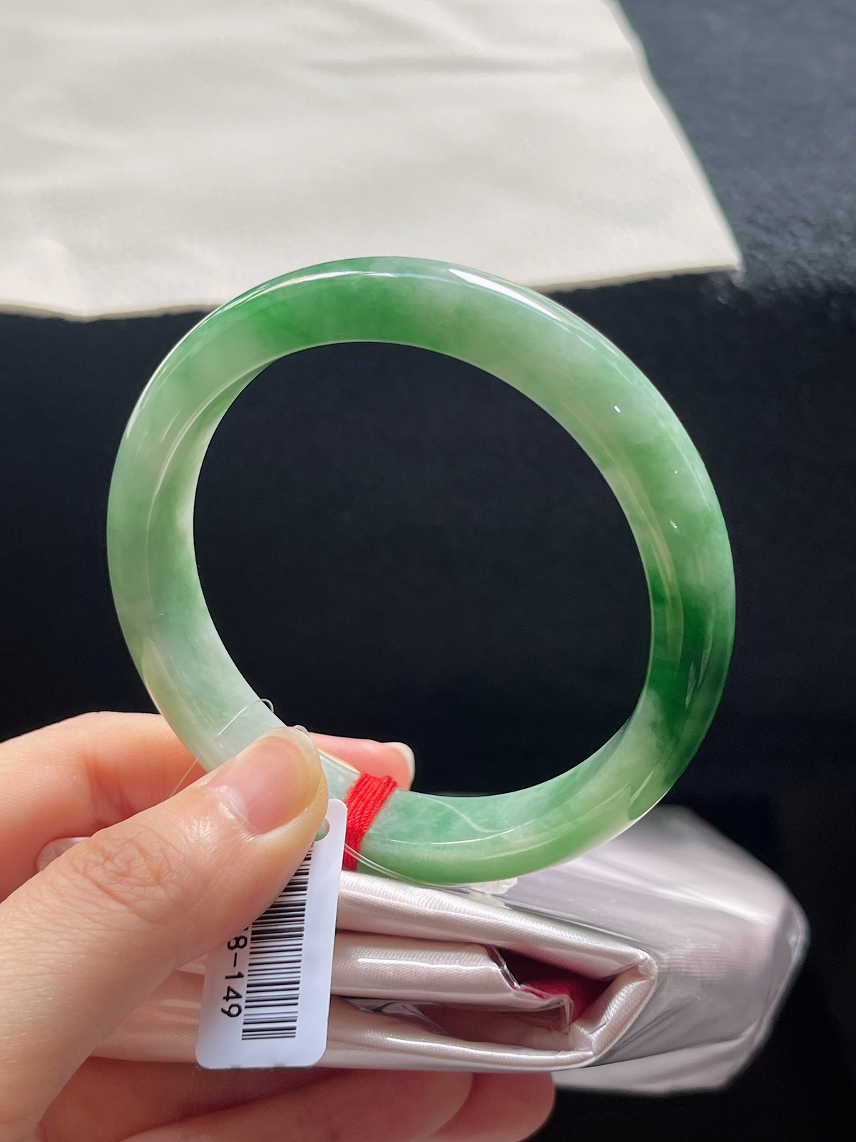 正圈56.9圈口，翡翠糯化种飘绿手镯