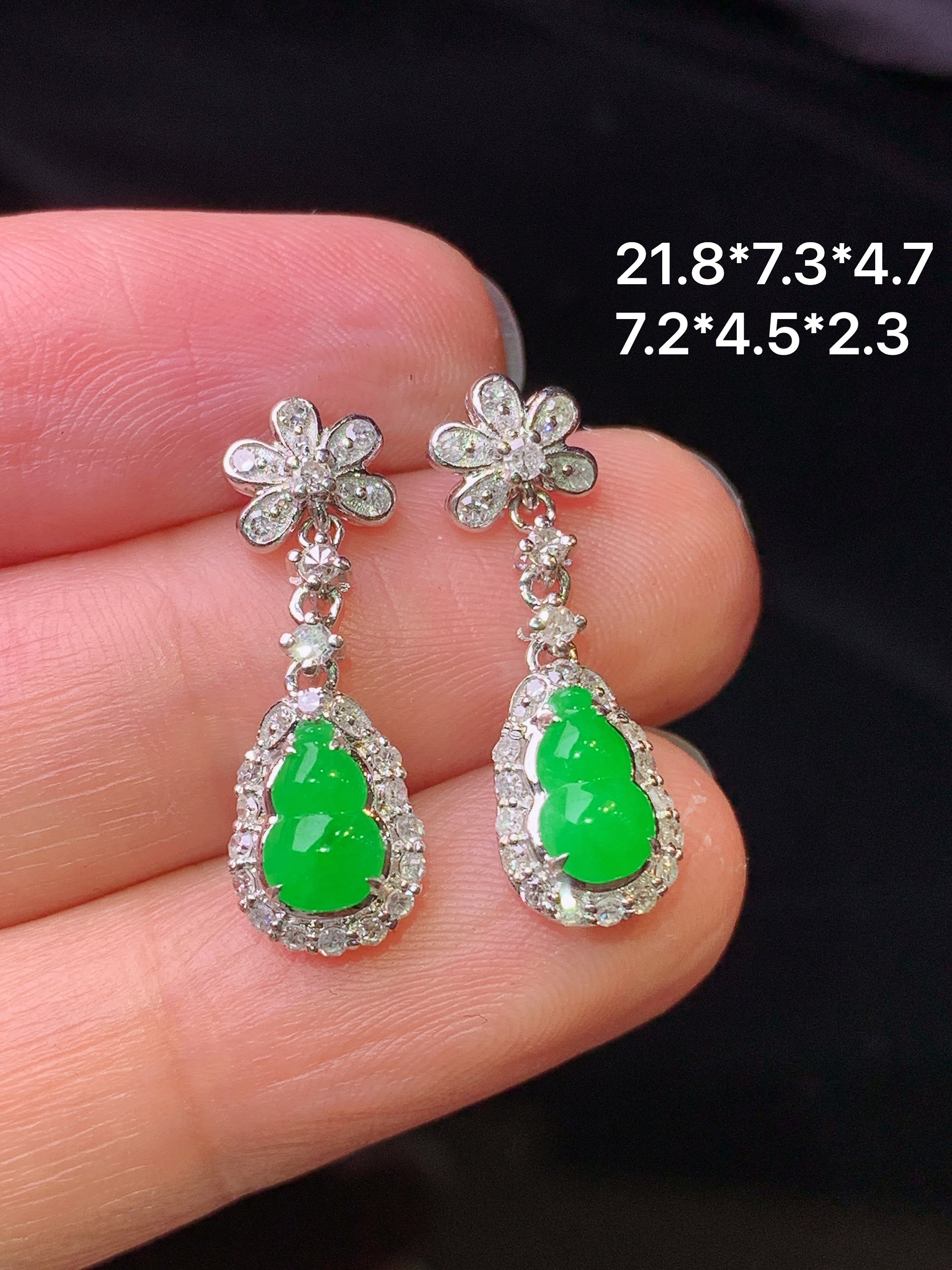 18k金钻镶嵌翠绿葫芦耳坠 玉质细腻 色泽艳丽清新 水润亮眼 整体尺寸21.8*7.3*4.7h1