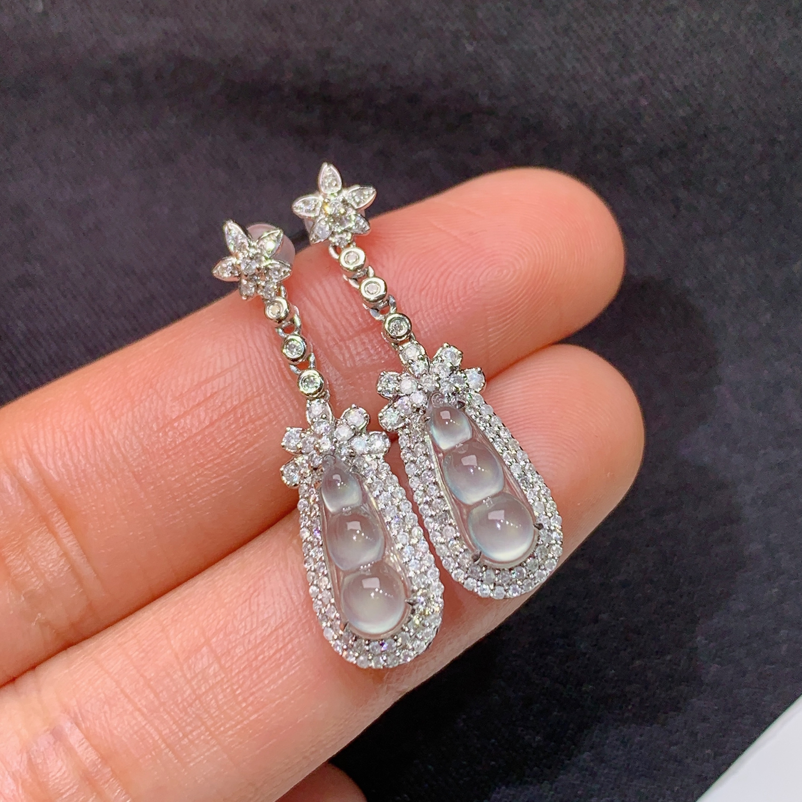 冰种福豆耳坠，18k金镶嵌，款式新颖，冰润细腻，种水足，Aq 尺寸11.1*3.6*2