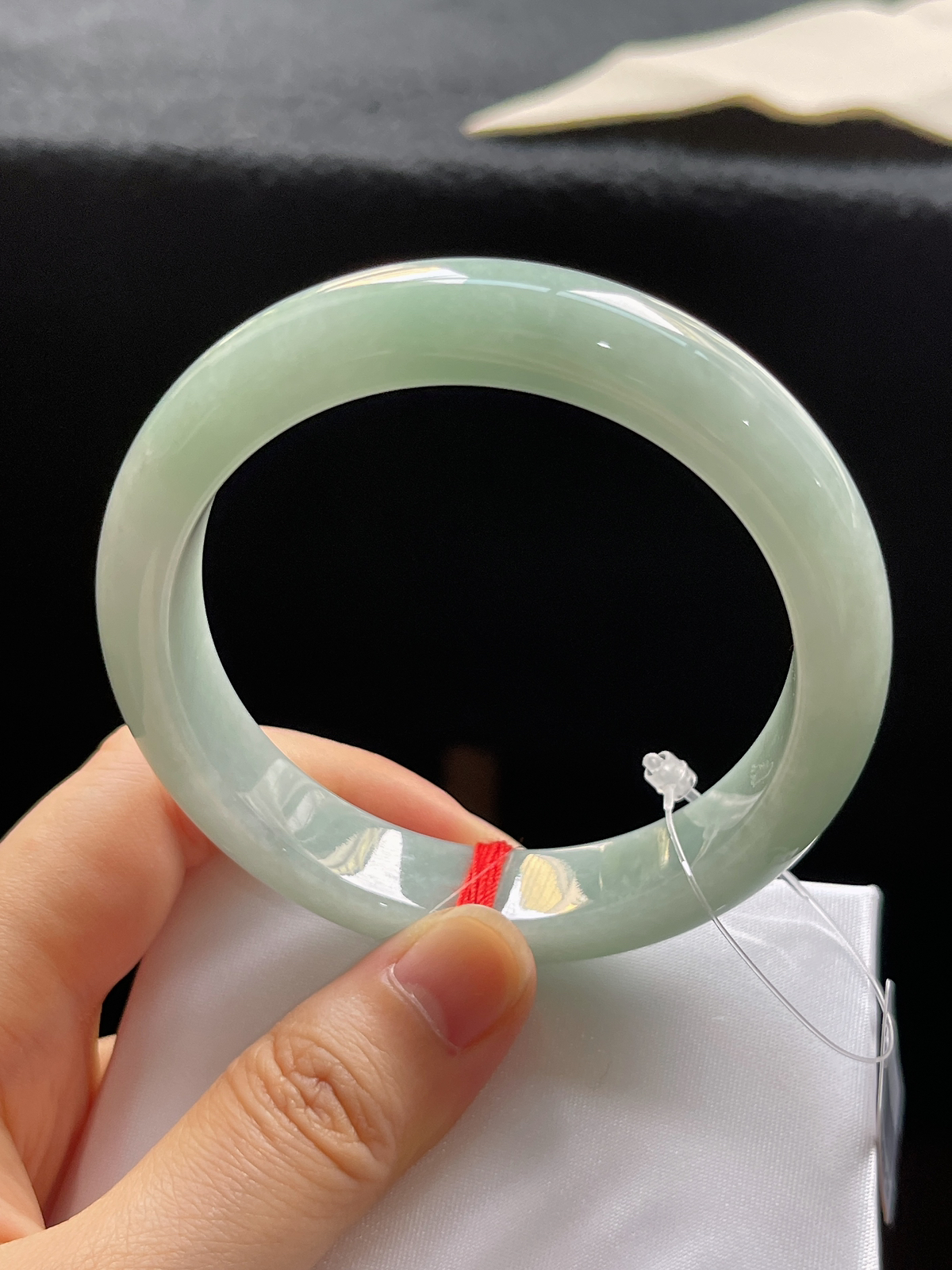 正圈56圈口，翡翠糯化种浅绿色手镯