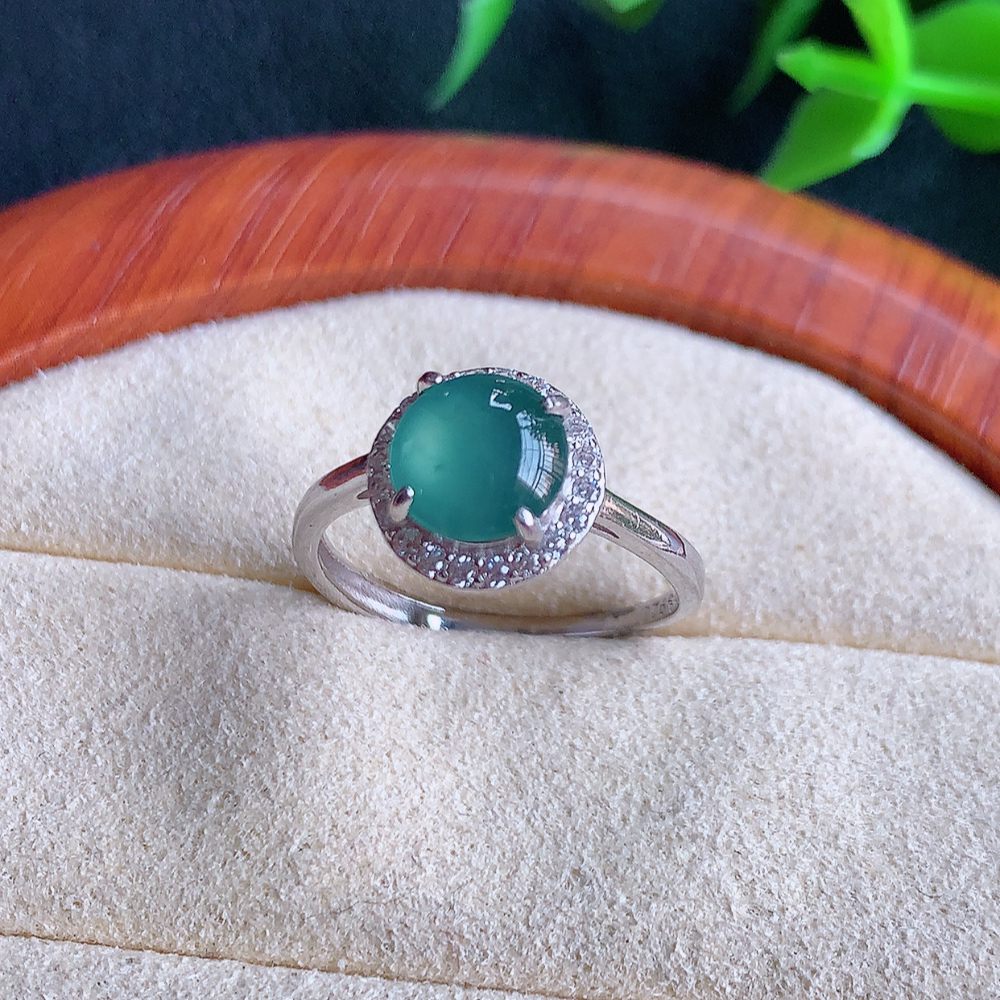 冰晴水翡翠戒指  玉质细腻  冰清玉润  飘花灵动  颜色漂亮  W481.18   内径尺寸：16.5-9.6-5.6mm  裸石尺寸：7mm