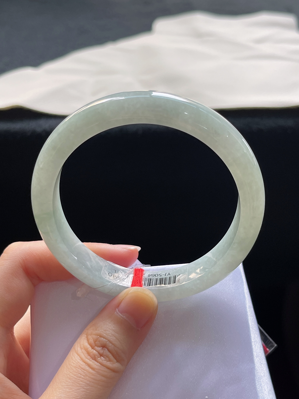 正圈58圈口，翡翠糯化种浅绿色手镯