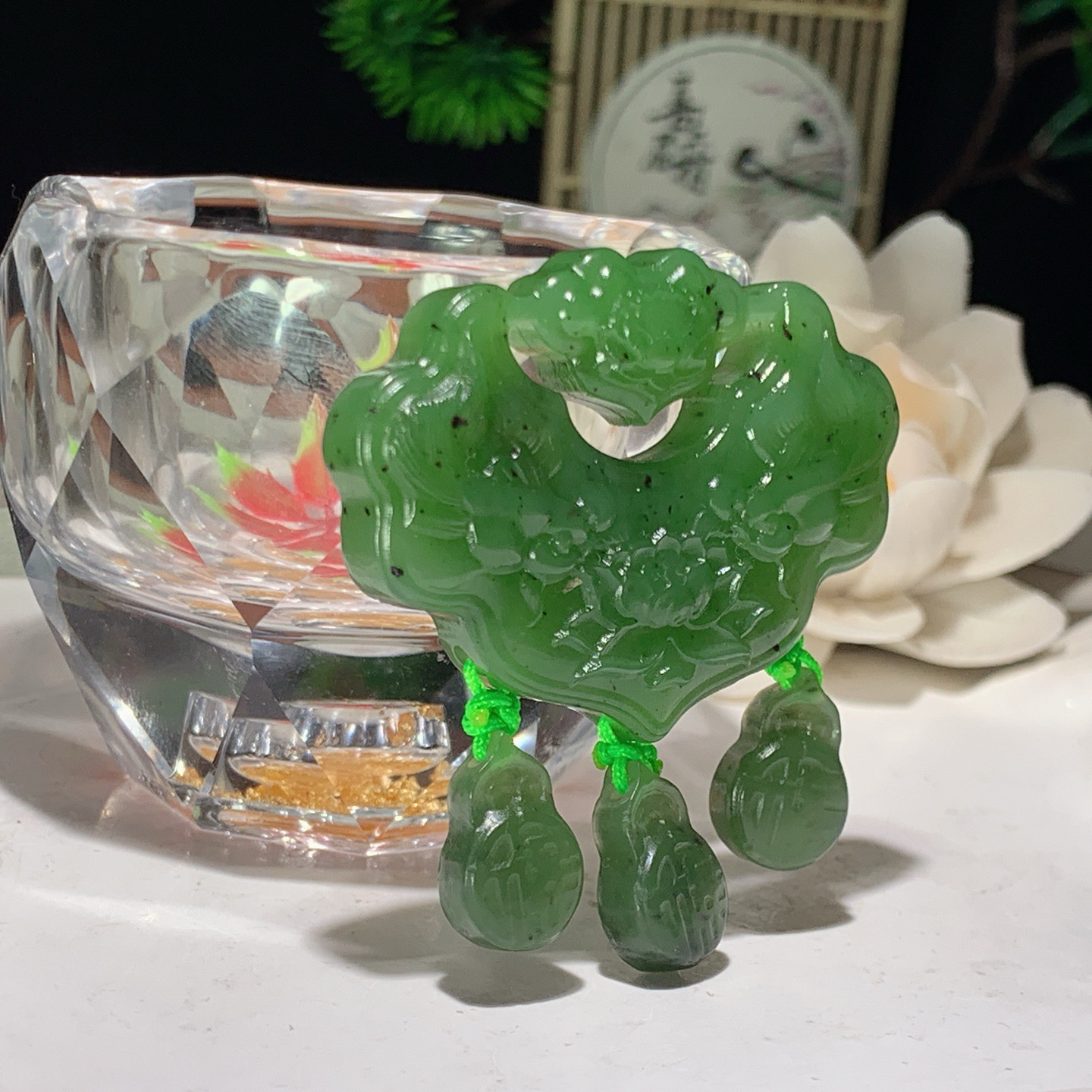 和田玉阳绿俄罗斯碧玉花开富贵如意锁挂件 尺寸35/47/10重28克。玉质细腻油润。手推出油。佩戴高