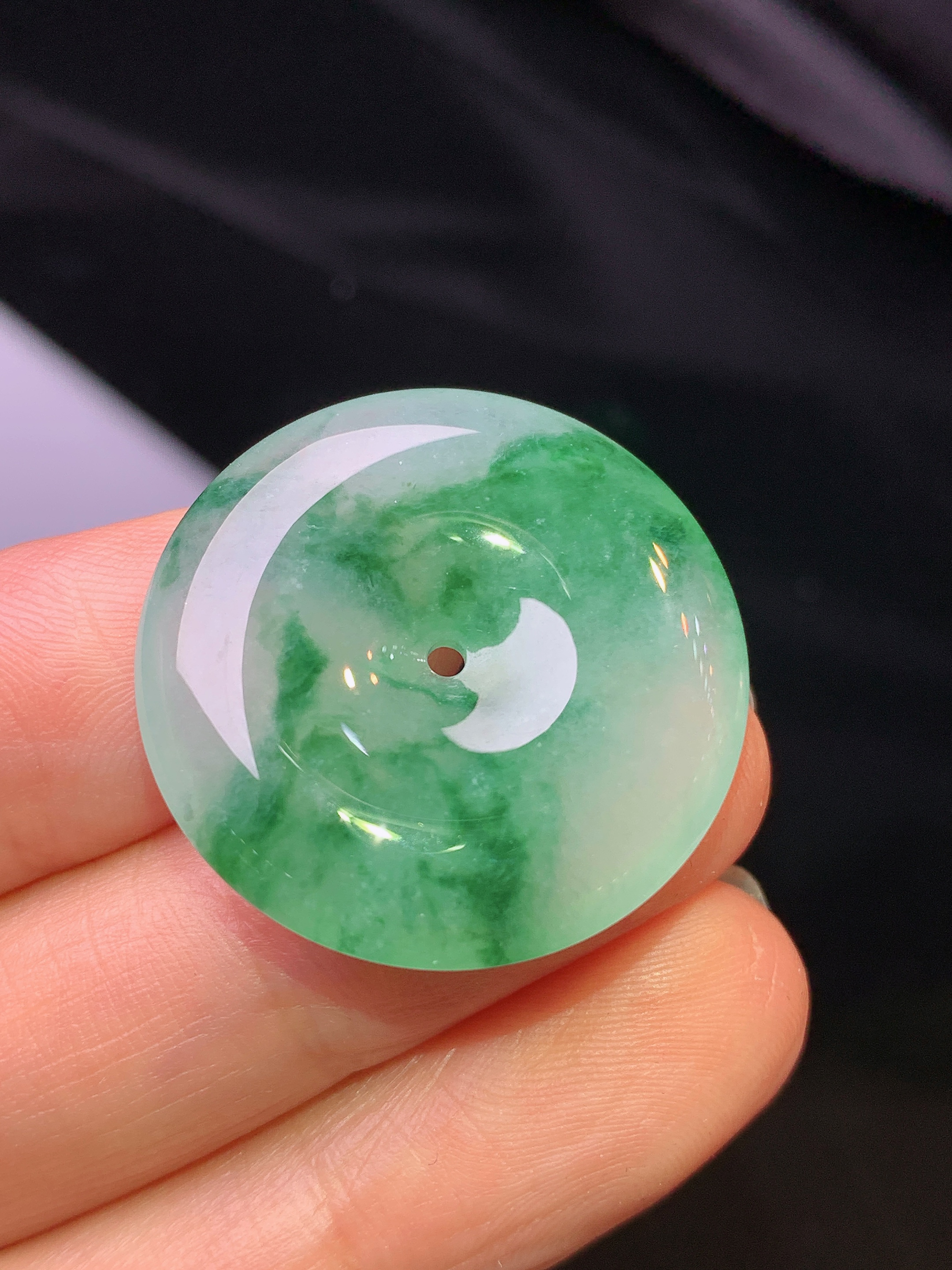 飘绿平安扣吊坠 玉质细腻 色泽艳丽清新 水润亮眼 整体尺寸26*5.5x1