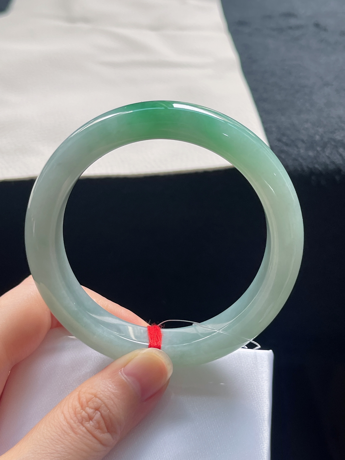 正圈55.8圈口，翡翠冰糯种飘绿手镯