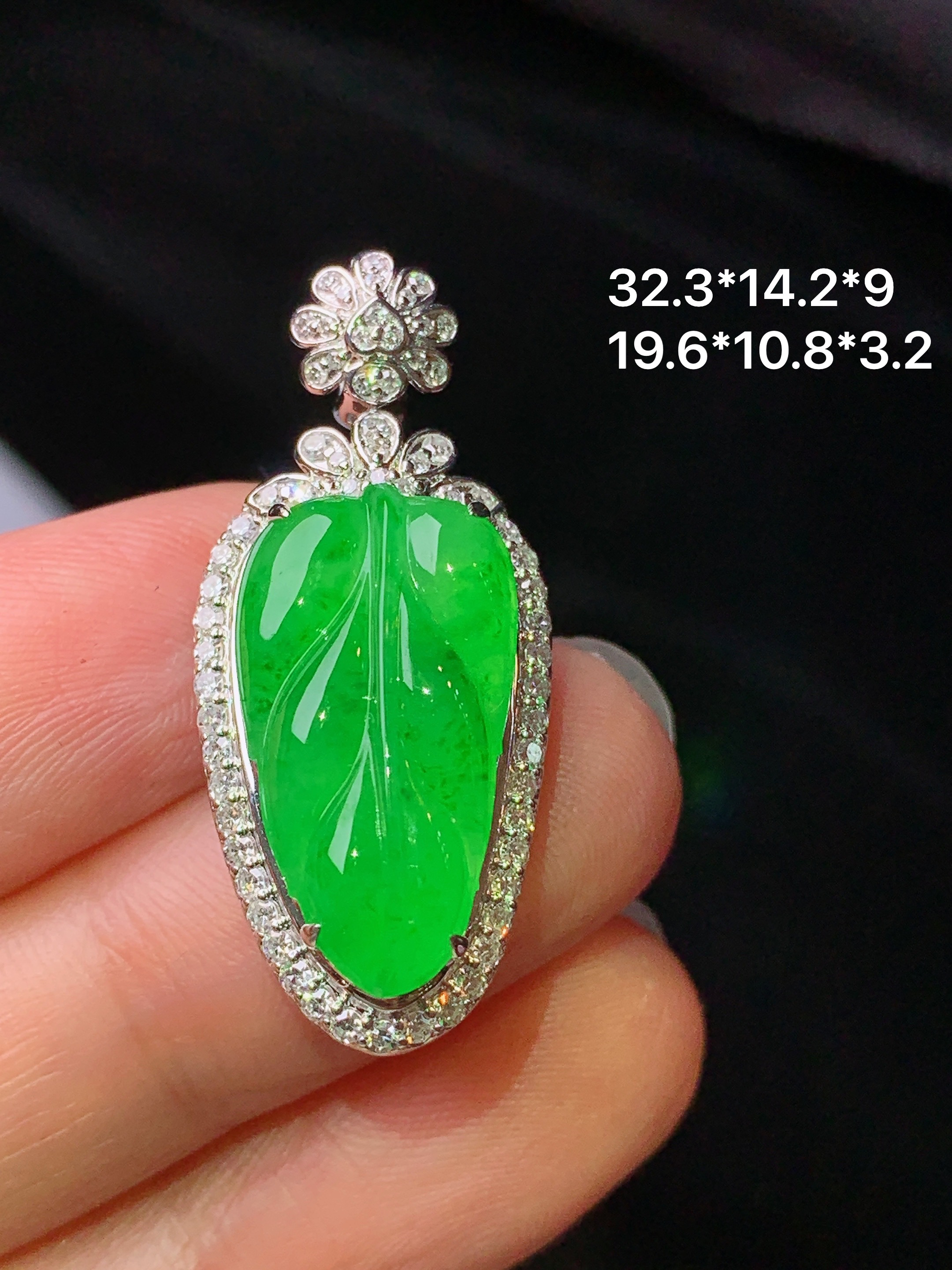 18k金钻镶嵌翠绿树叶吊坠 玉质细腻 色泽艳丽清新 水润亮眼 整体尺寸32.3*14.2*9h1