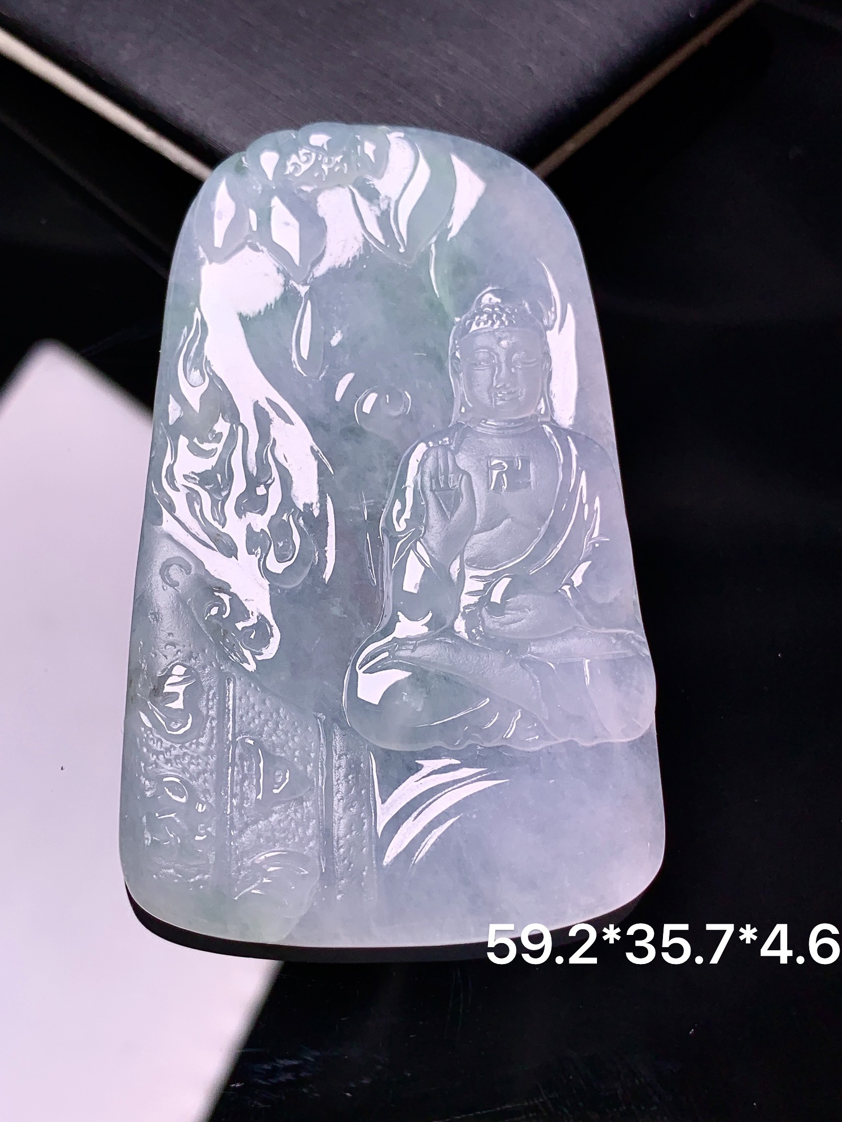 冰种大日如来吊坠 玉质细腻 色泽艳丽清新 水润亮眼 整体尺寸59.2*35.7*4.6d1