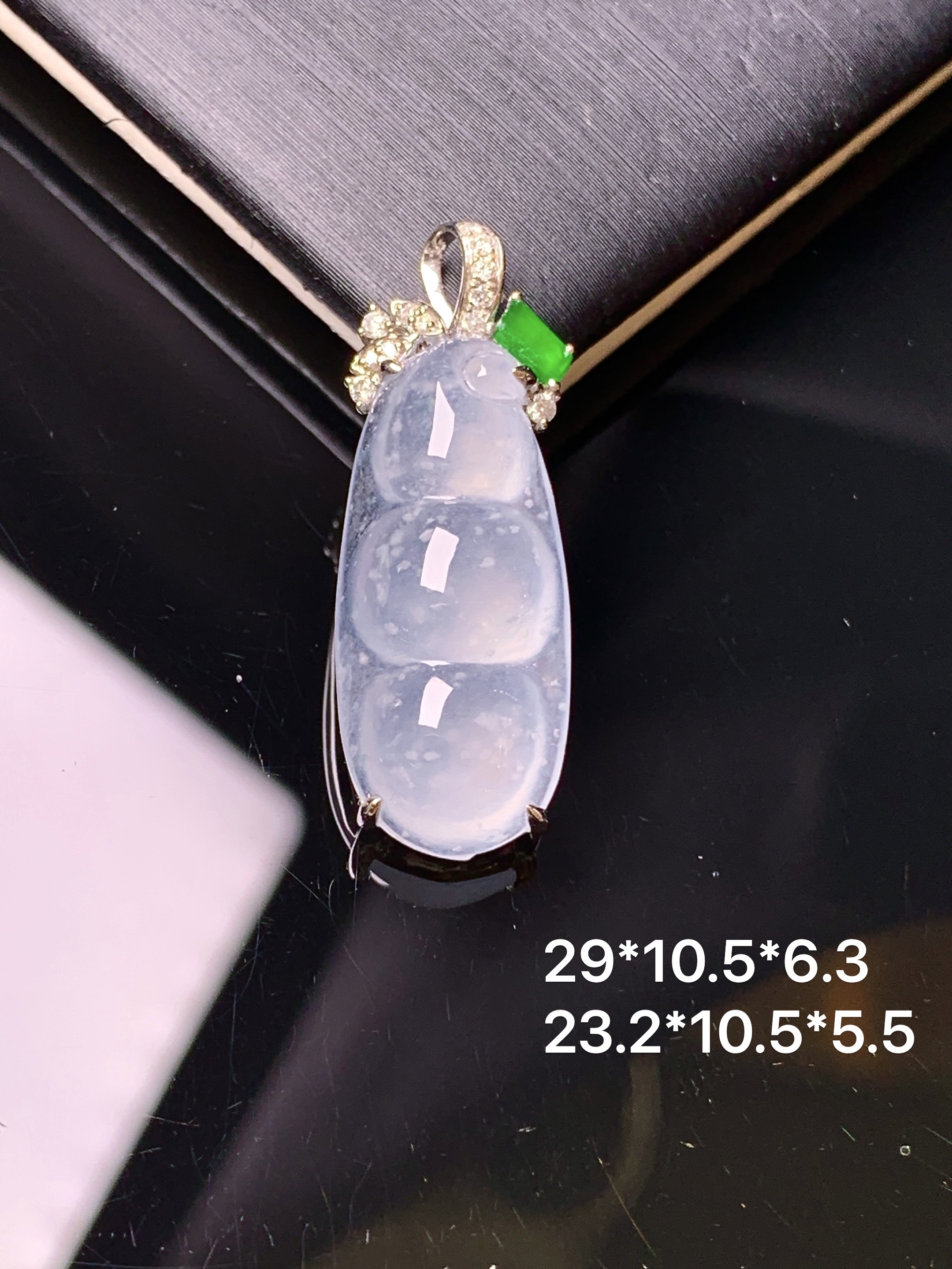 18k金钻镶嵌冰种四季豆吊坠 玉质细腻 色泽艳丽清新 水润亮眼 整体尺寸29*10.5*6.3L3