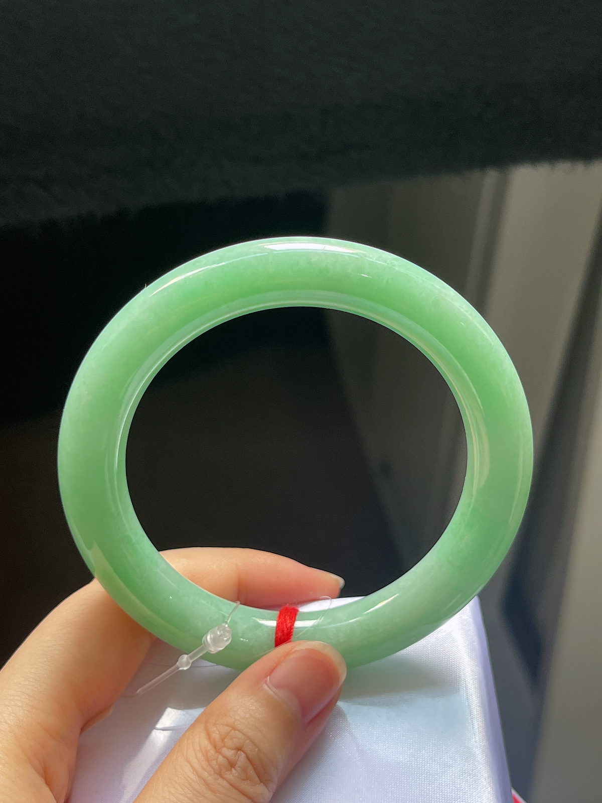 圆镯58圈口，翡翠糯化种浅绿色手镯