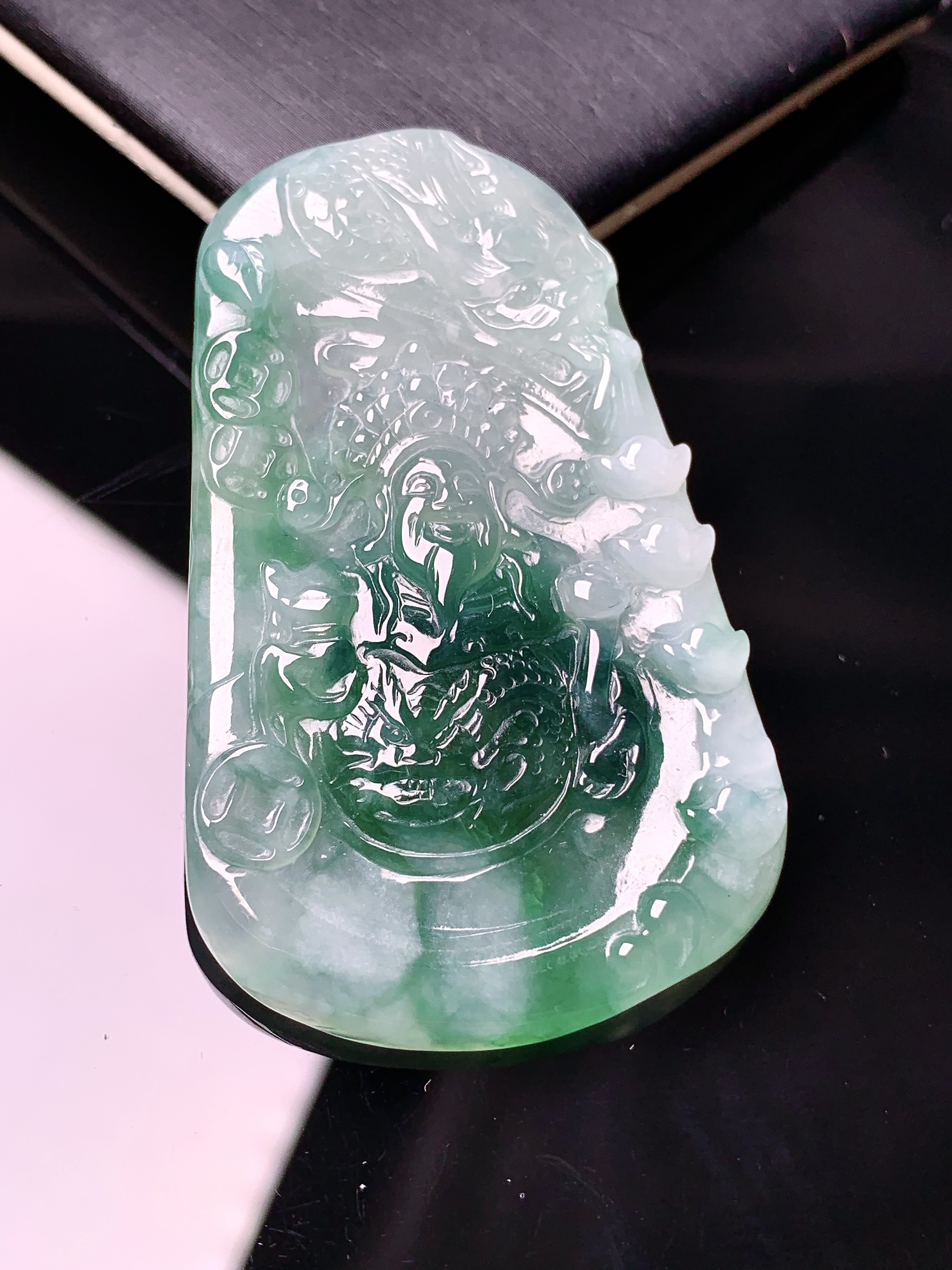 冰种飘绿黄财神吊坠 玉质细腻 色泽艳丽清新 水润亮眼 整体尺寸54*33.5*4.6d1