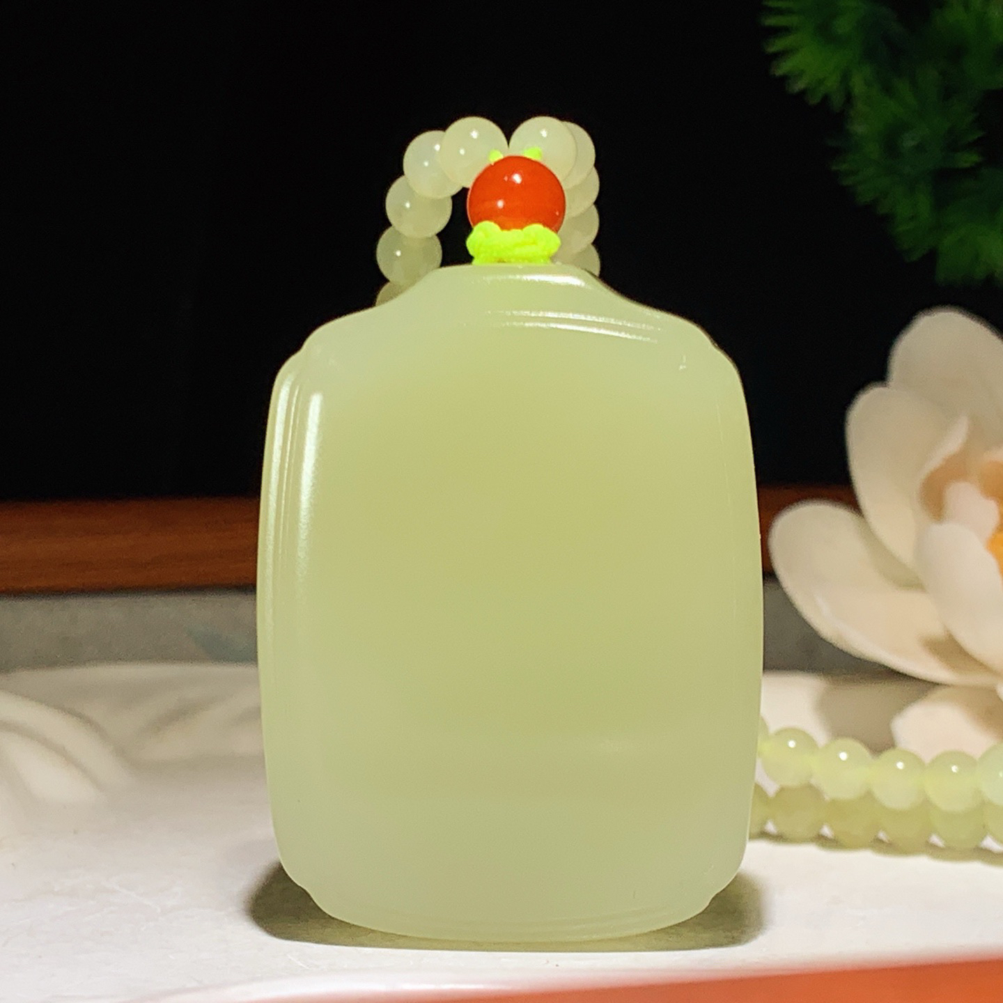 新疆若羌黄口料平安无事牌挂件。尺寸48/35/13重77.5克 玉质细腻油润 底色纯净 脂粉好，品质