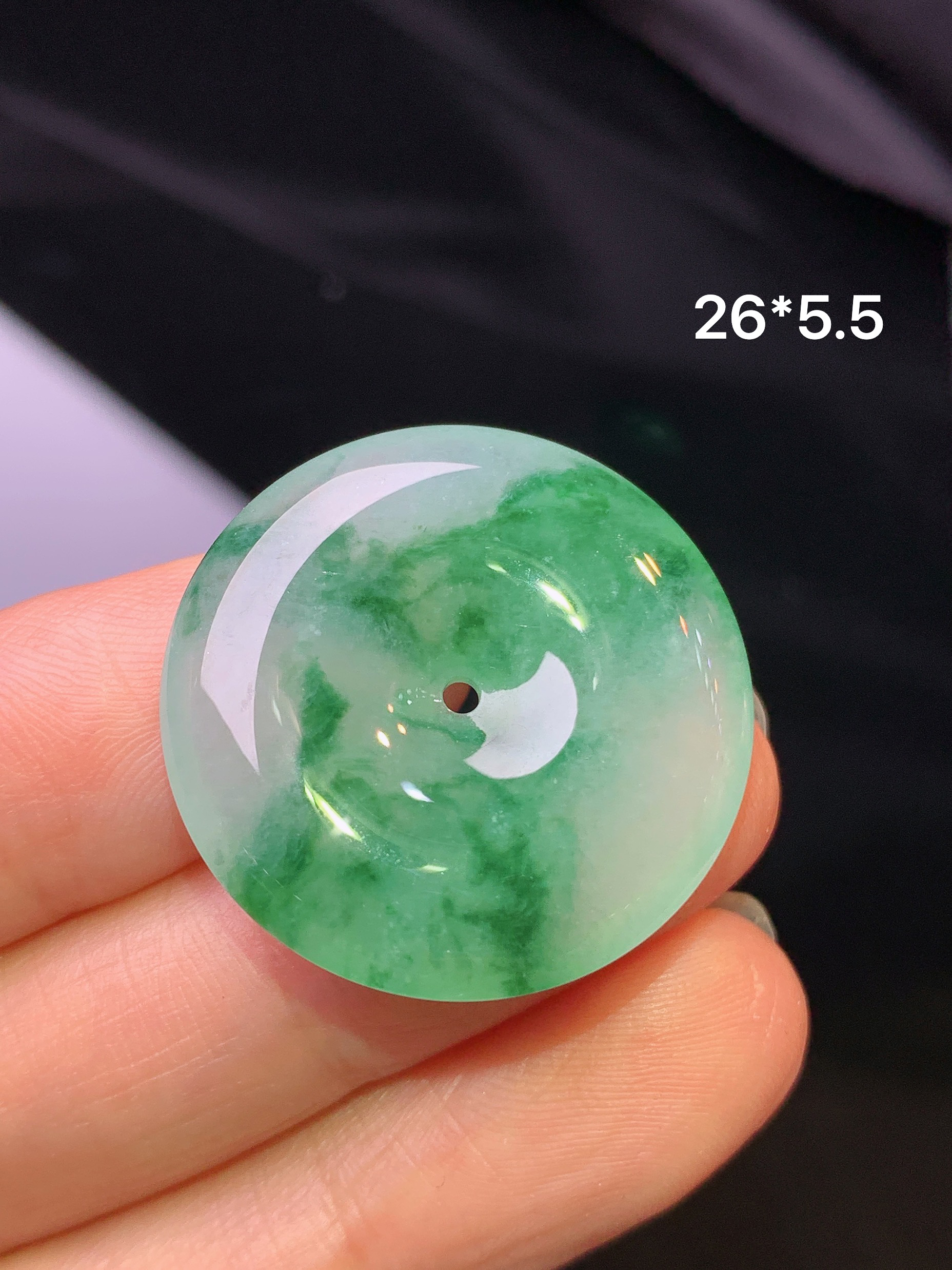 飘绿平安扣吊坠 玉质细腻 色泽艳丽清新 水润亮眼 整体尺寸26*5.5x1