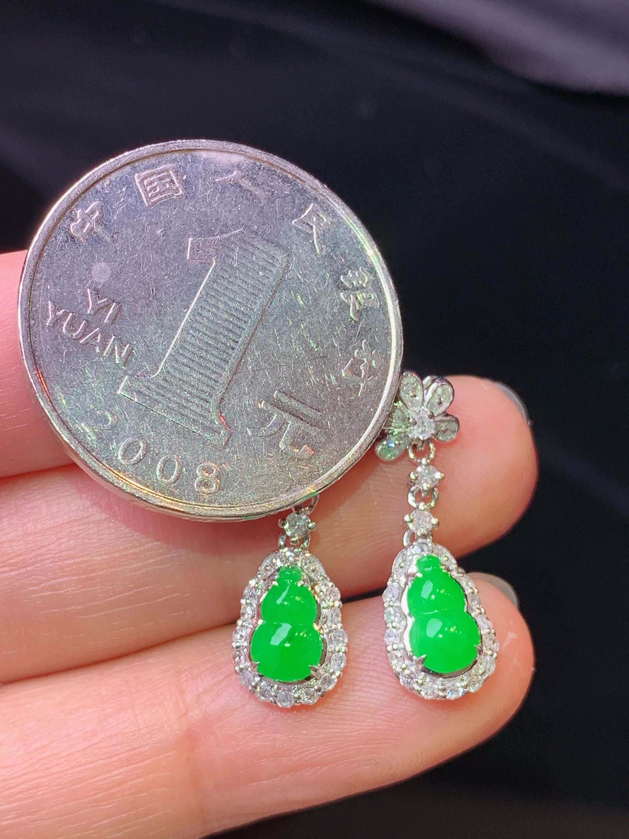 18k金钻镶嵌翠绿葫芦耳坠 玉质细腻 色泽艳丽清新 水润亮眼 整体尺寸21.8*7.3*4.7h1