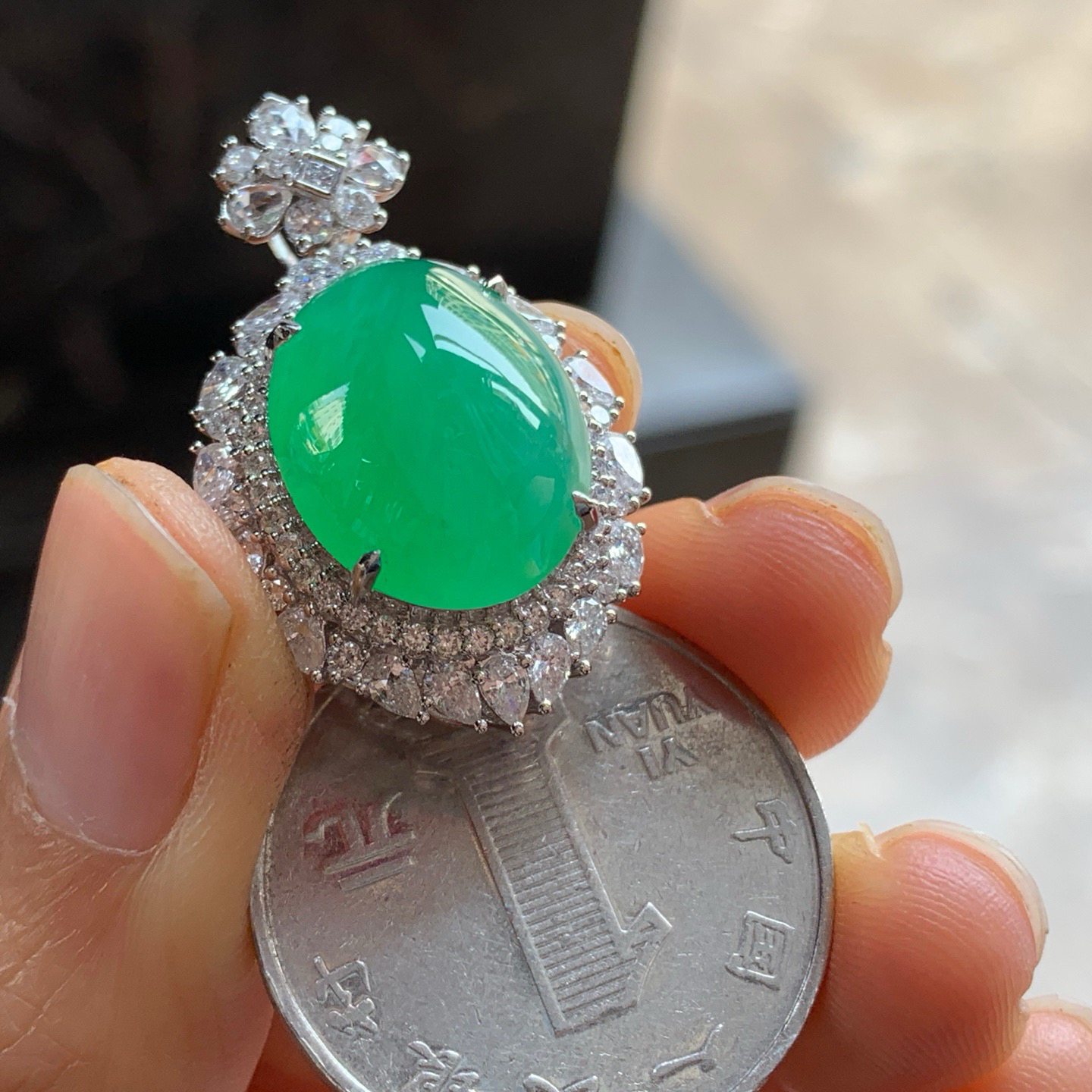 金钻镶嵌阳绿色吊坠^_^色阳 饱满 尺寸31.8-19.3-15.5mm 15.7-12.7-7.5mm