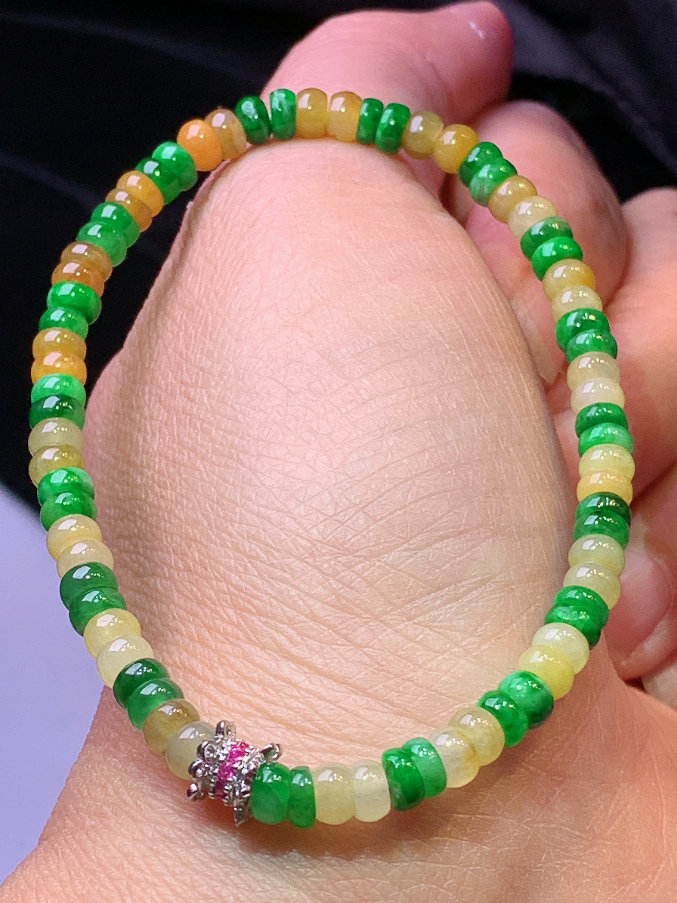 黄绿算盘珠手链 玉质细腻 色泽艳丽清新 水润亮眼 整体尺寸4.5*3w1