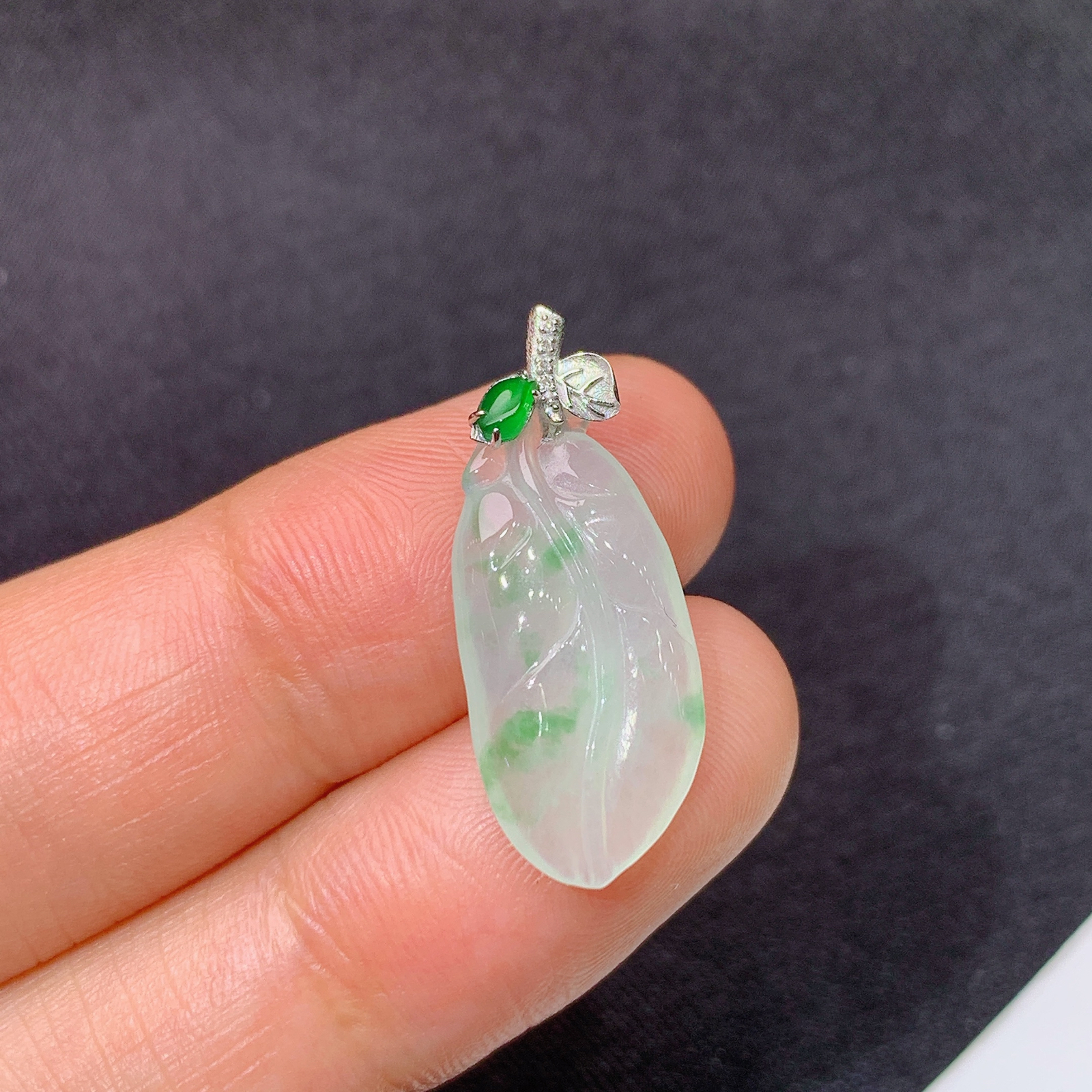 冰飘花树叶吊坠，18k金镶嵌，冰润细腻，种水足，J34 尺寸24.8*9.6*3.3