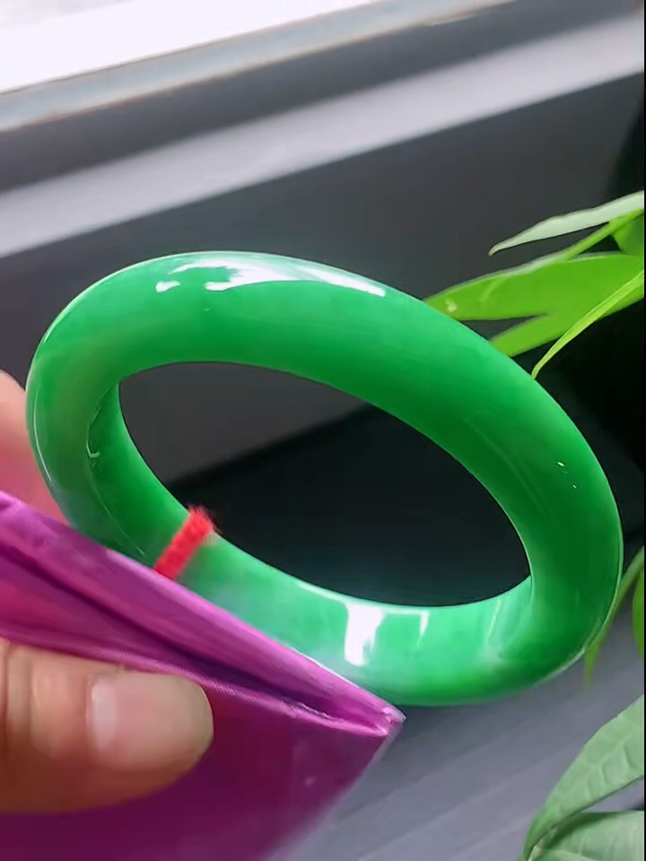 【翡翠名称】老坑种满阳绿56正圈口翡翠手镯
【翡翠尺寸】56/12.5/10mm适合55-57正圈口佩戴
【翡翠描述】宝贝种老水足，玉质细腻，色泽靓丽，性价比高，佩戴效果好！
【其它赠送】权威证书/精美挂绳盒子/支持全国复检