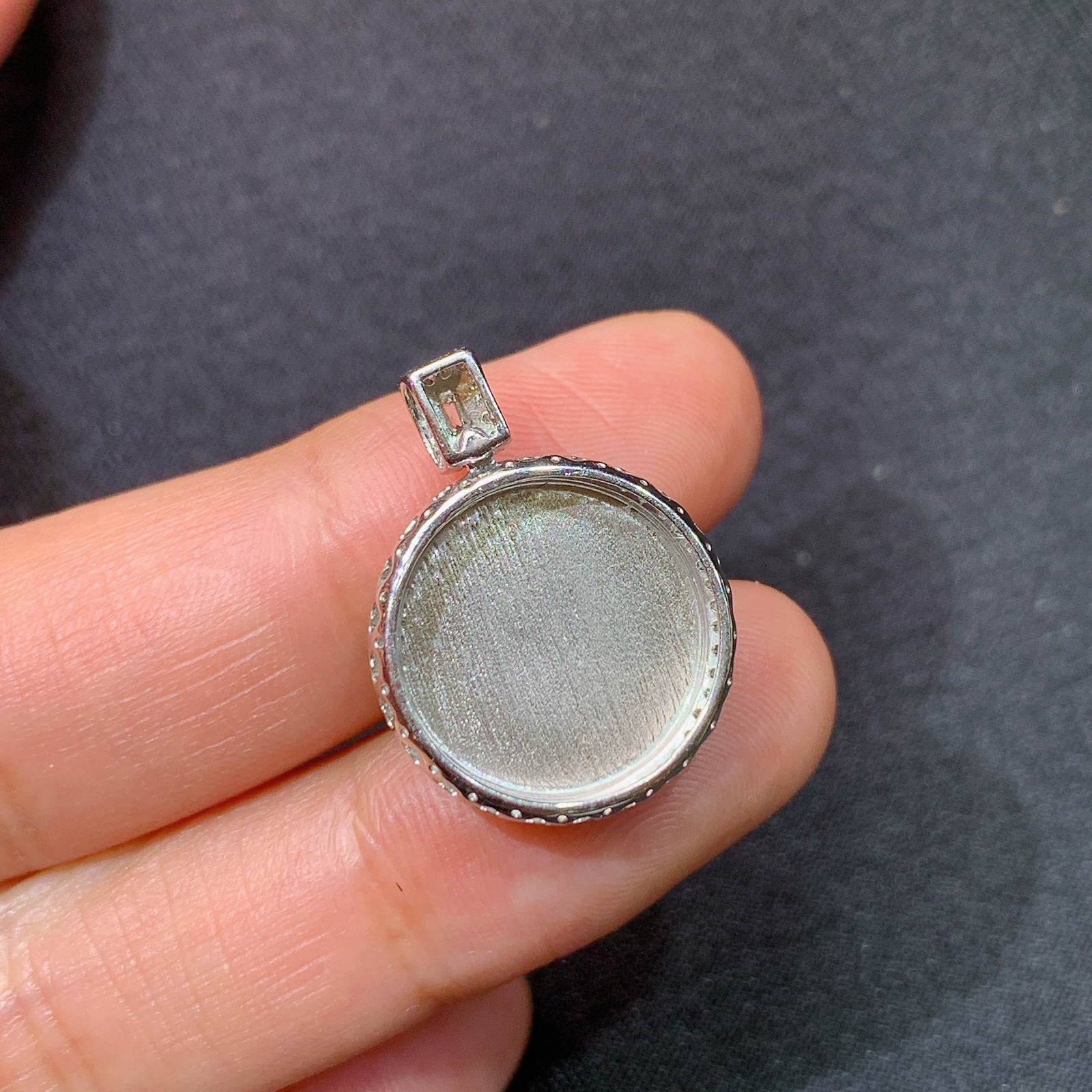 冰阳绿圆牌吊坠，18k金镶嵌，冰润色阳，玉质细腻，种水足，Gs 尺寸21.9*16.5*5.1