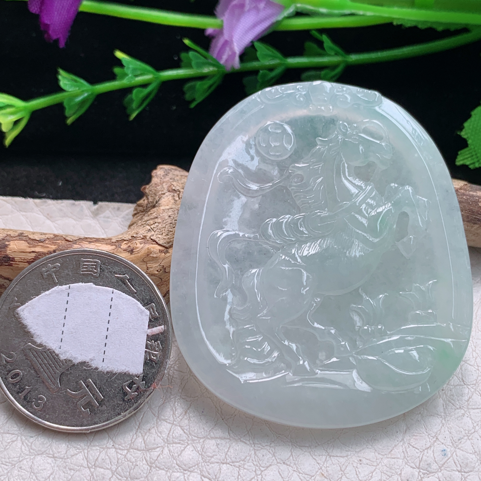 py实拍49.5*42.5*5.2缅甸翡翠精雕冰润浅绿飞马 生肖马玉项坠 玉挂件