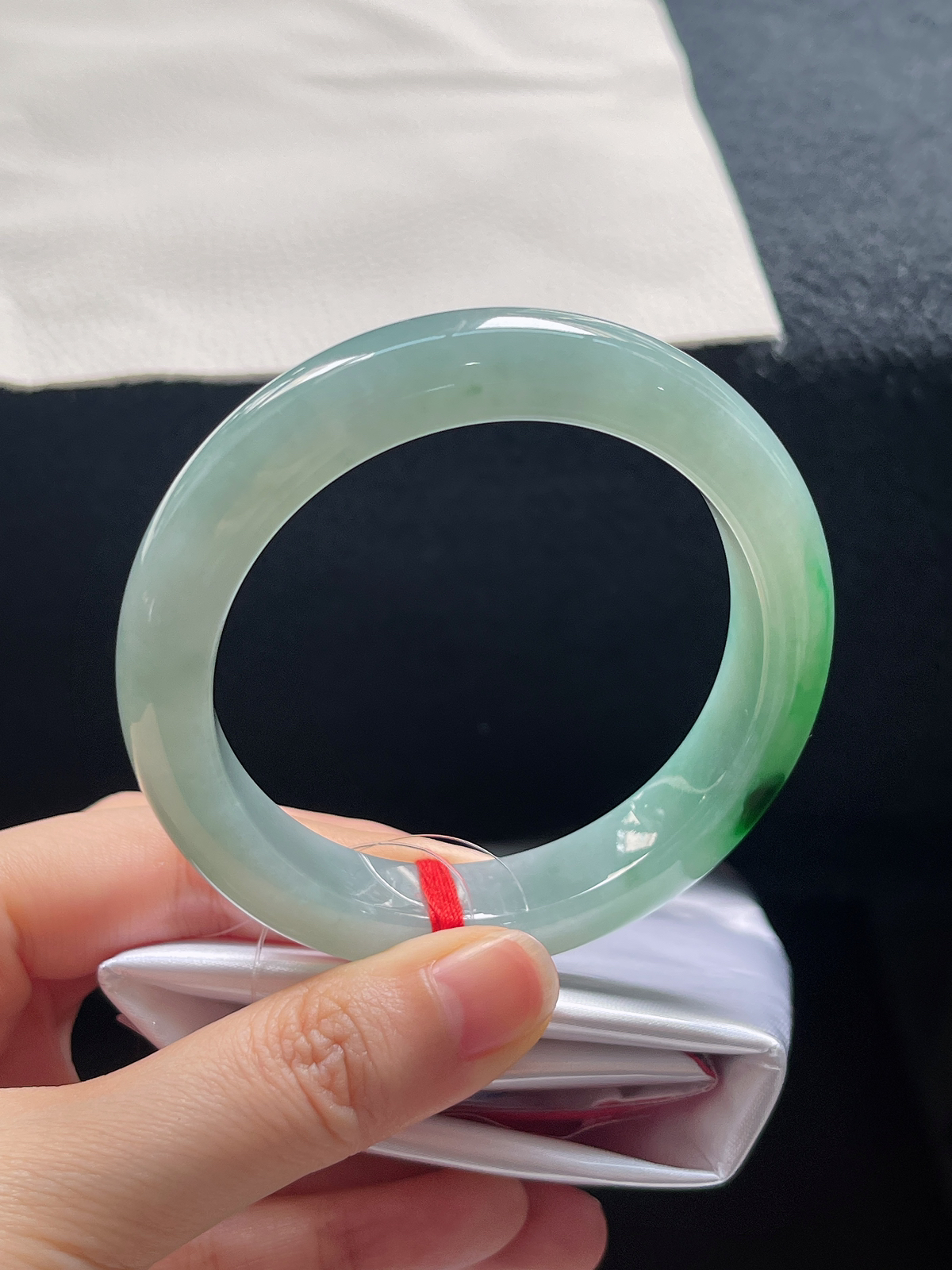 正圈55.8圈口，翡翠冰糯种飘绿手镯