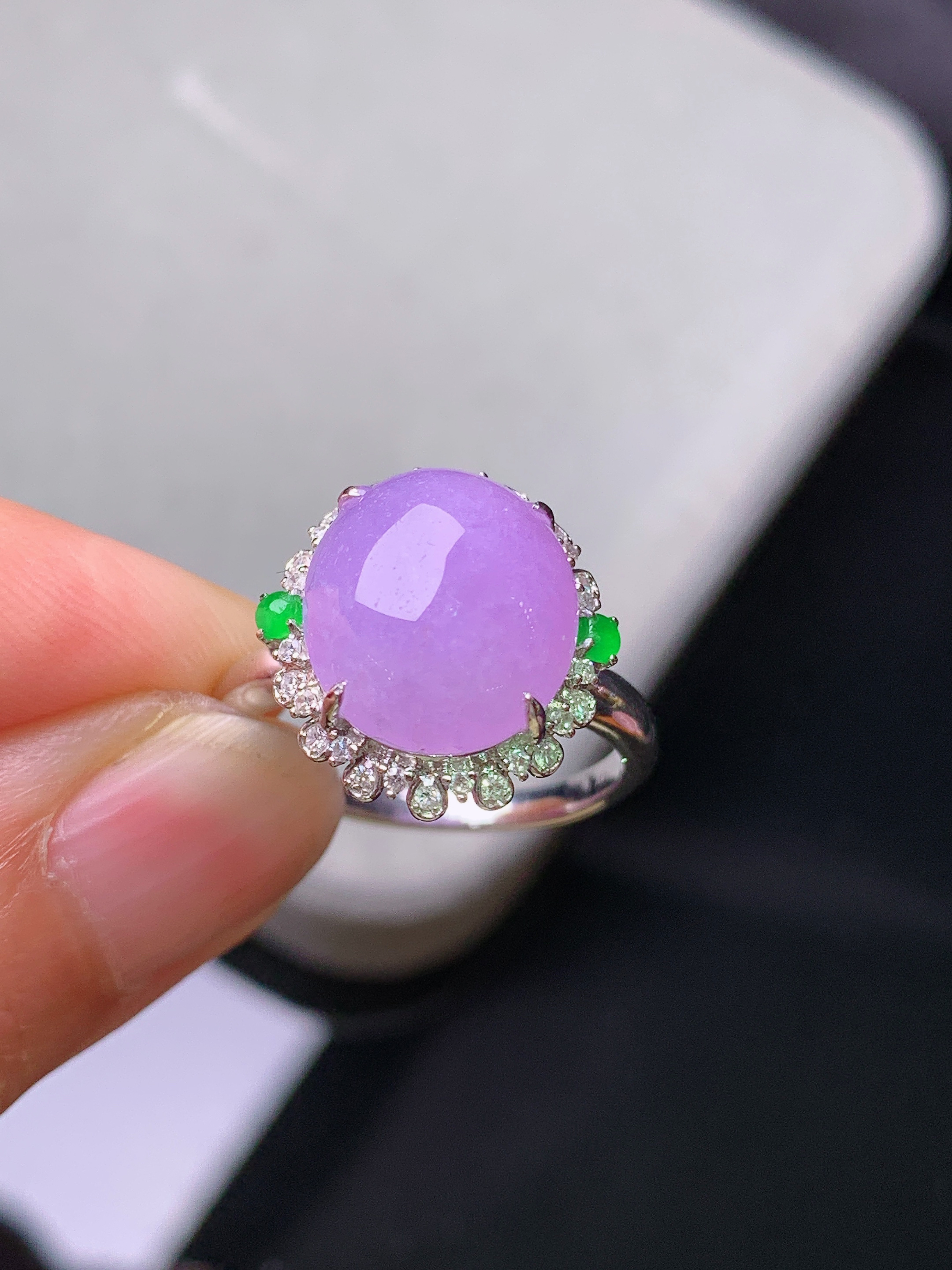 18k金钻镶嵌紫罗兰蛋面戒指 玉质细腻 色泽艳丽清新 水润亮眼 圈口13 整体尺寸15.2*14.5*9.2t4
