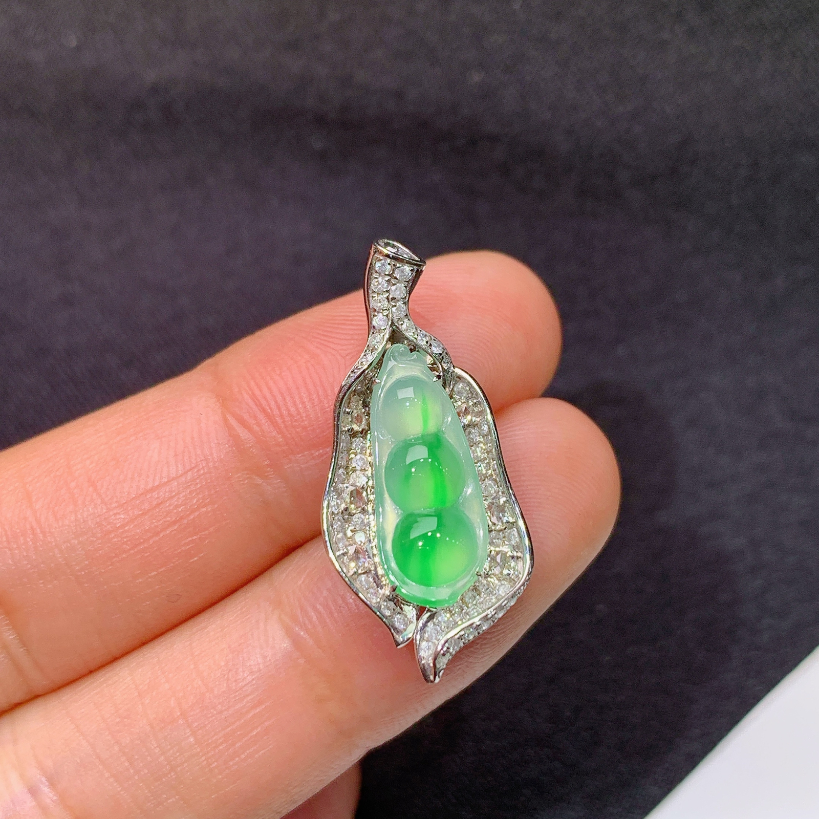 冰阳绿福豆吊坠，18k金镶嵌，冰润色阳，玉质细腻，种水足，Aq 尺寸27*12.5*6