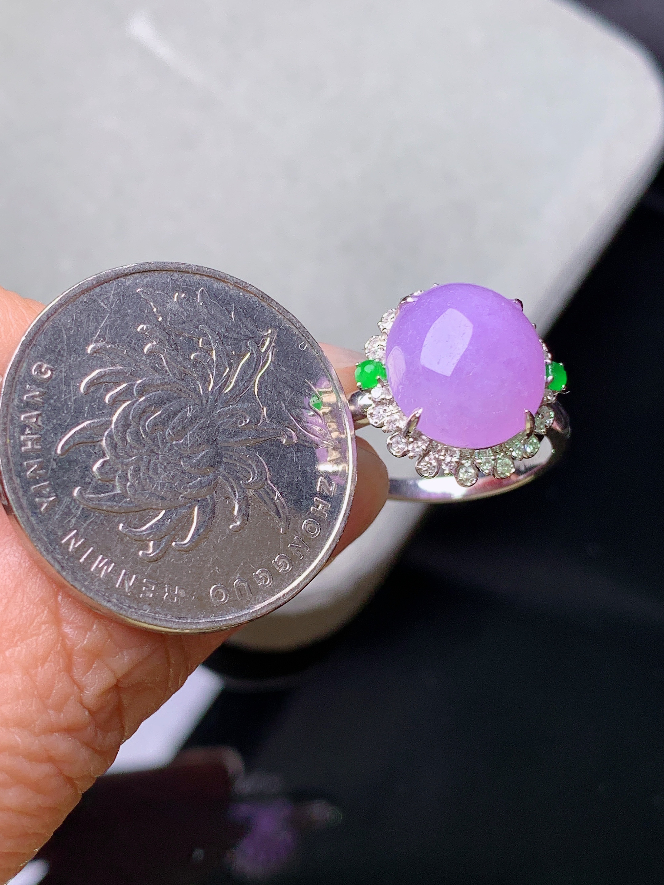 18k金钻镶嵌紫罗兰蛋面戒指 玉质细腻 色泽艳丽清新 水润亮眼 圈口13 整体尺寸15.2*14.5*9.2t4