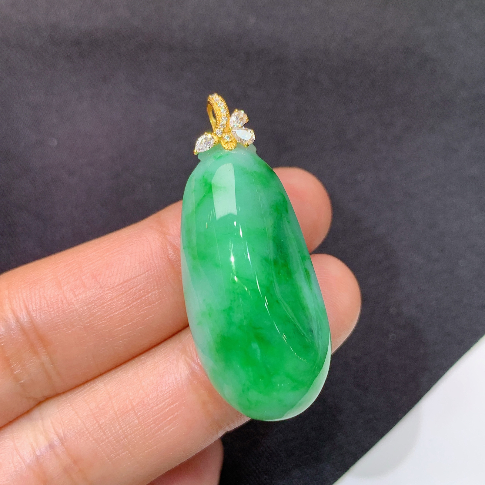 冰飘绿福瓜吊坠，18k金镶嵌，冰润细腻，种水足，J34 尺寸38.5*15.8*11.5