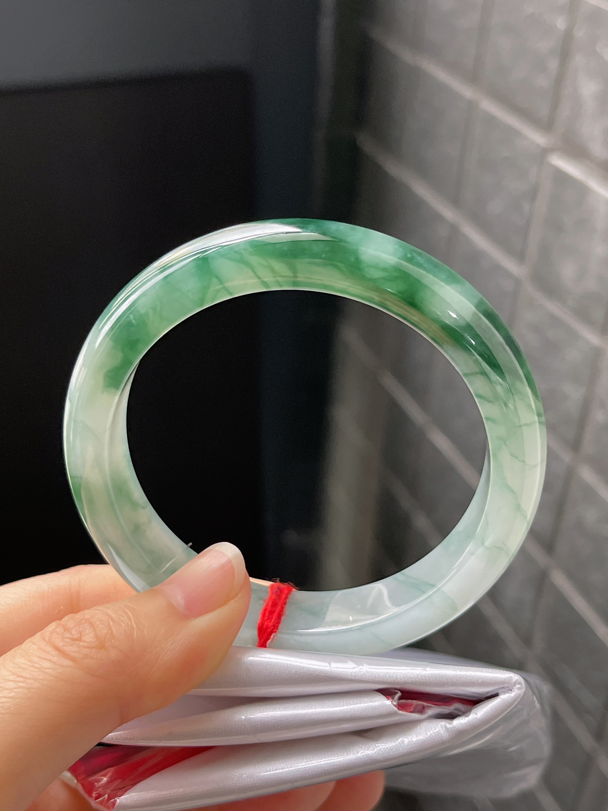 正圈54圈口，翡翠冰糯种飘绿手镯