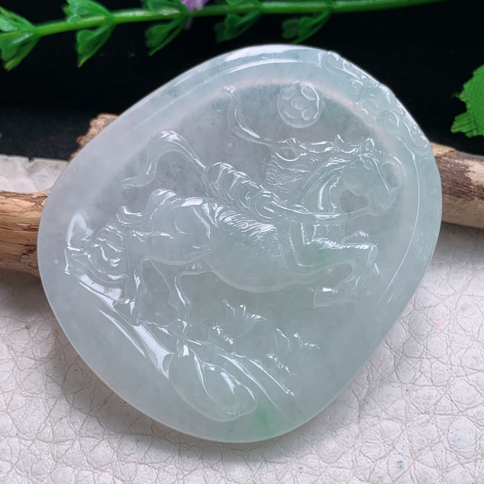 py实拍49.5*42.5*5.2缅甸翡翠精雕冰润浅绿飞马 生肖马玉项坠 玉挂件