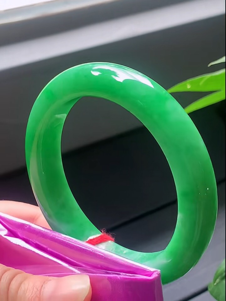 【翡翠名称】老坑种满阳绿56正圈口翡翠手镯
【翡翠尺寸】56/12.5/10mm适合55-57正圈口佩戴
【翡翠描述】宝贝种老水足，玉质细腻，色泽靓丽，性价比高，佩戴效果好！
【其它赠送】权威证书/精美挂绳盒子/支持全国复检