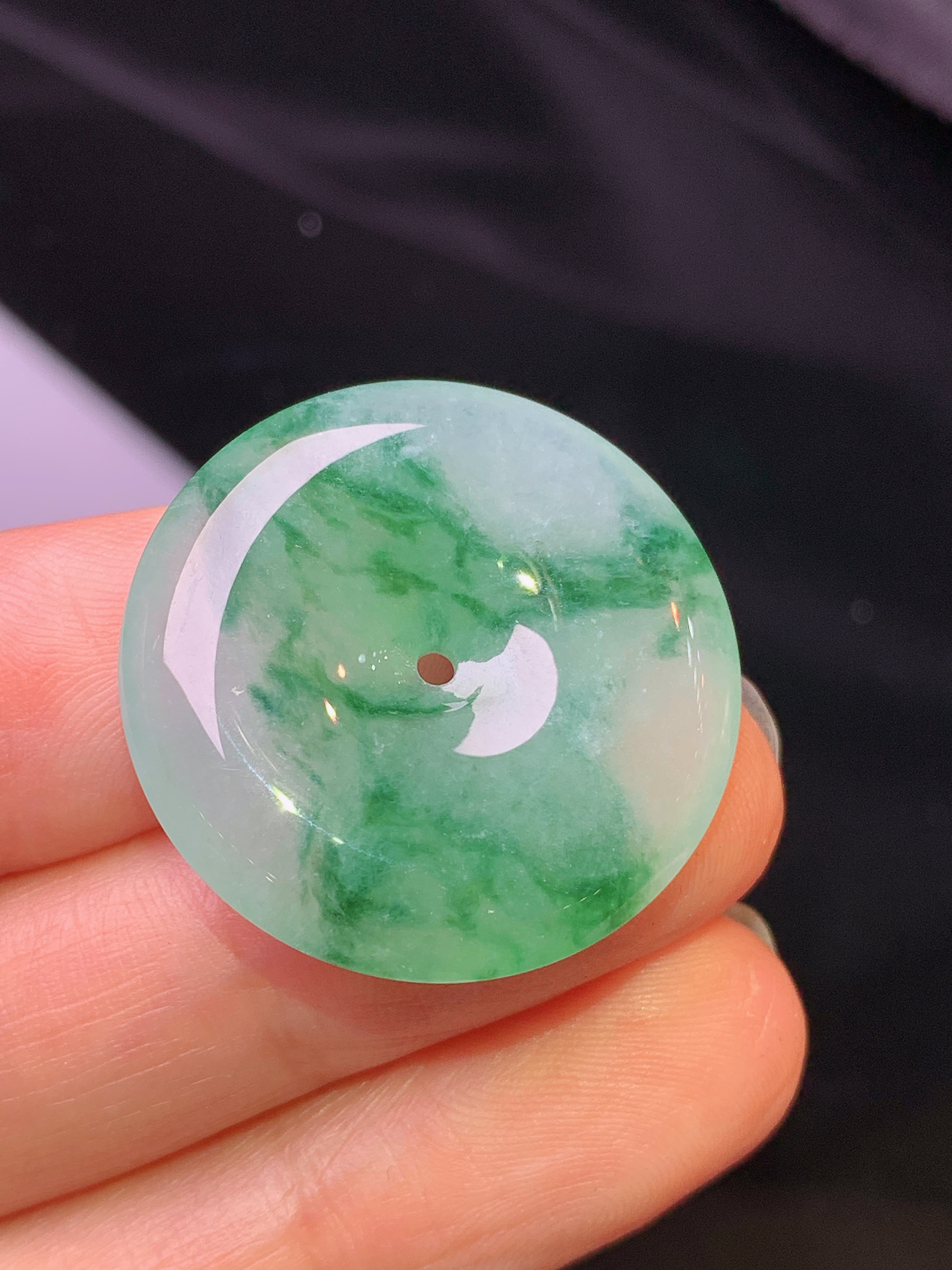 飘绿平安扣吊坠 玉质细腻 色泽艳丽清新 水润亮眼 整体尺寸26*5.5x1