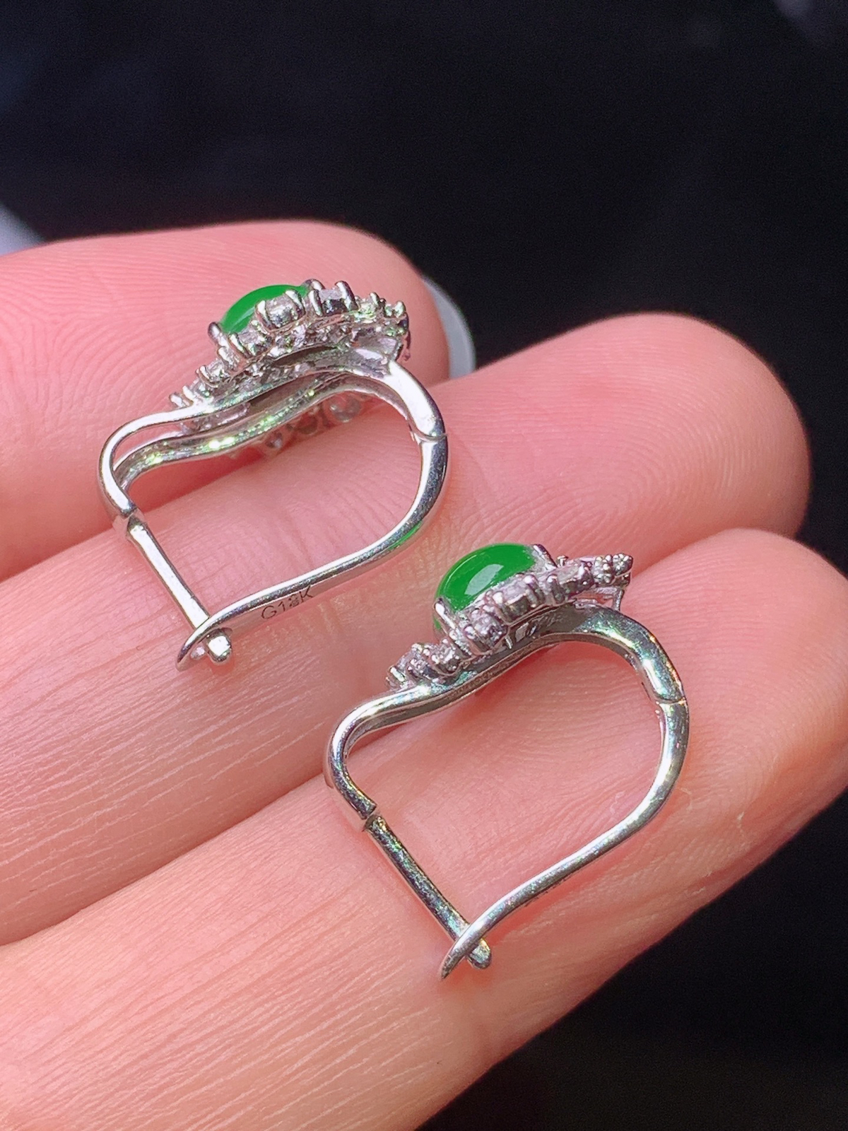 18k金钻镶嵌翠绿蛋面耳钉 玉质细腻 色泽艳丽清新 整体尺寸10.6*4.5