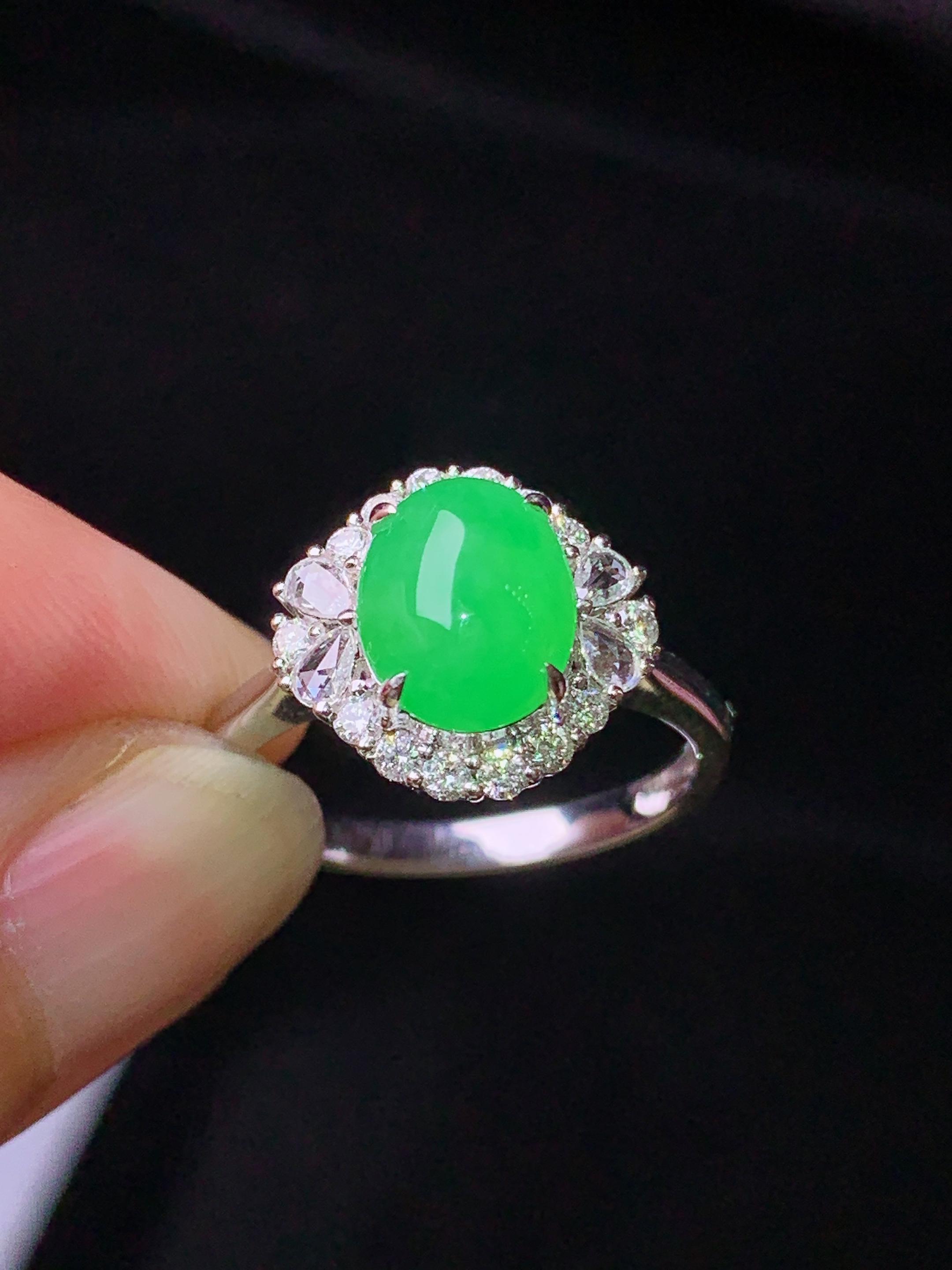 18k金钻镶嵌翠绿蛋面戒指 玉质细腻 色泽艳丽清新 水润亮眼 圈口14 整体尺寸12*12.8*8.6h1