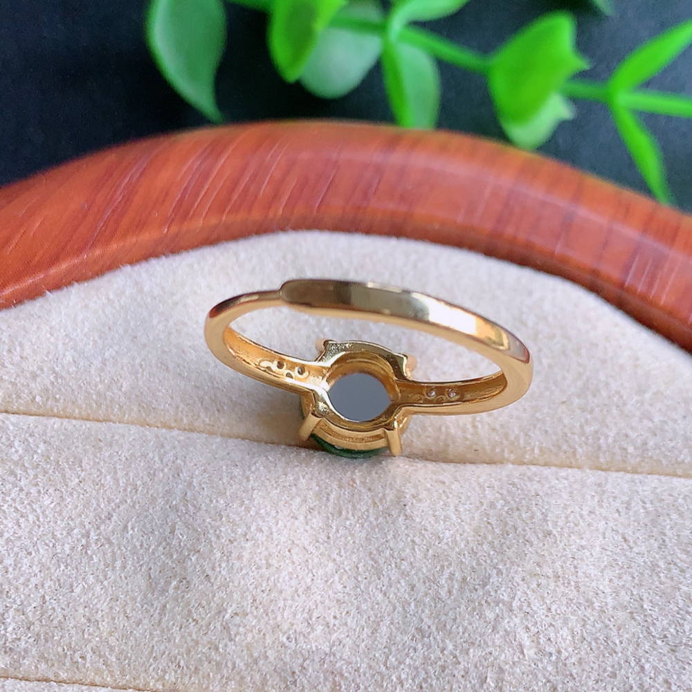 冰润满绿精美环形翡翠戒指  玉质细腻  冰清玉润  飘花灵动  颜色漂亮  W481.18   内径尺寸：17.5-8-4.6mm  裸石尺寸：8mm