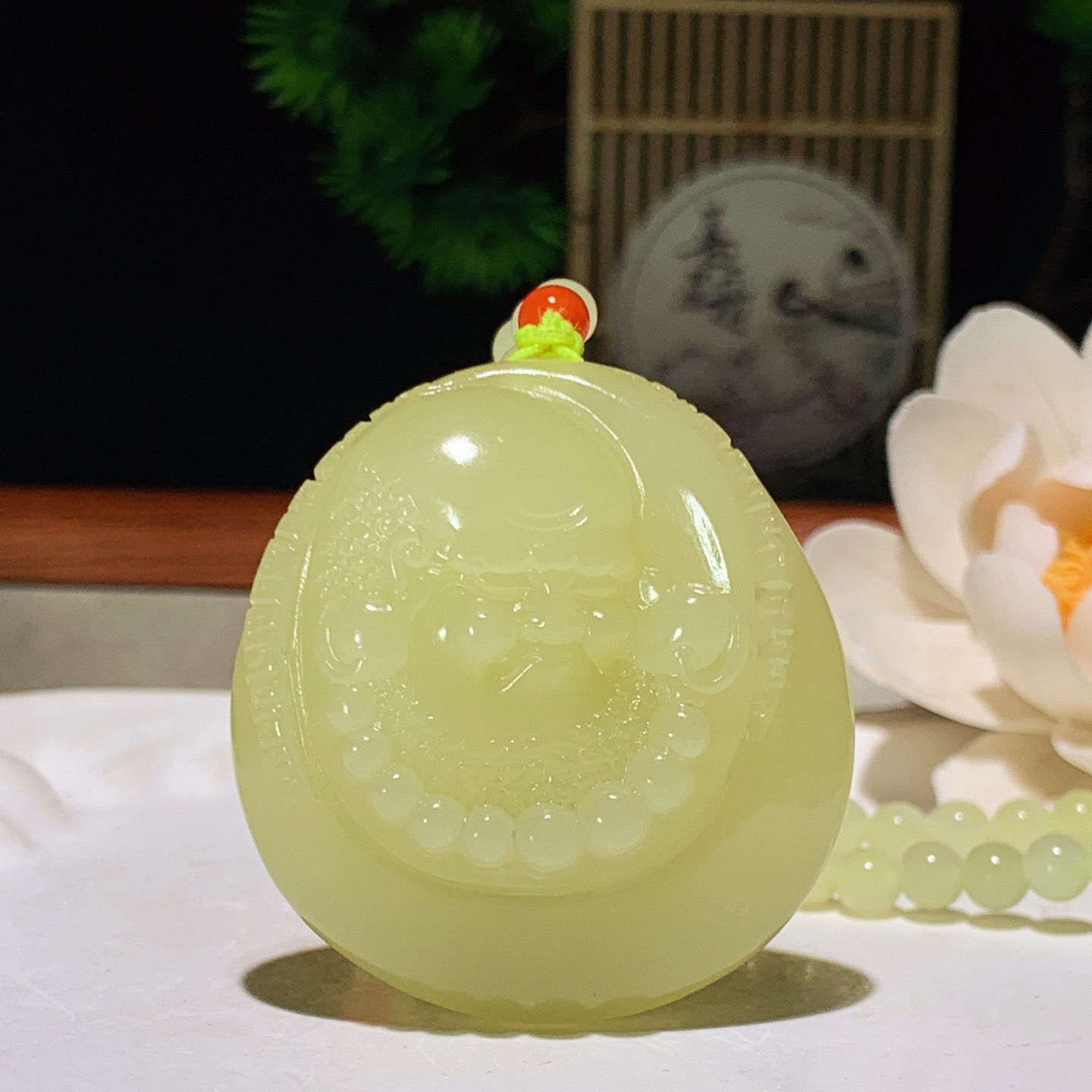 新疆若羌黄口料达摩挂件。尺寸43/40/14重62克 玉质细腻油润 底色纯净 脂粉好，品质好。lt2