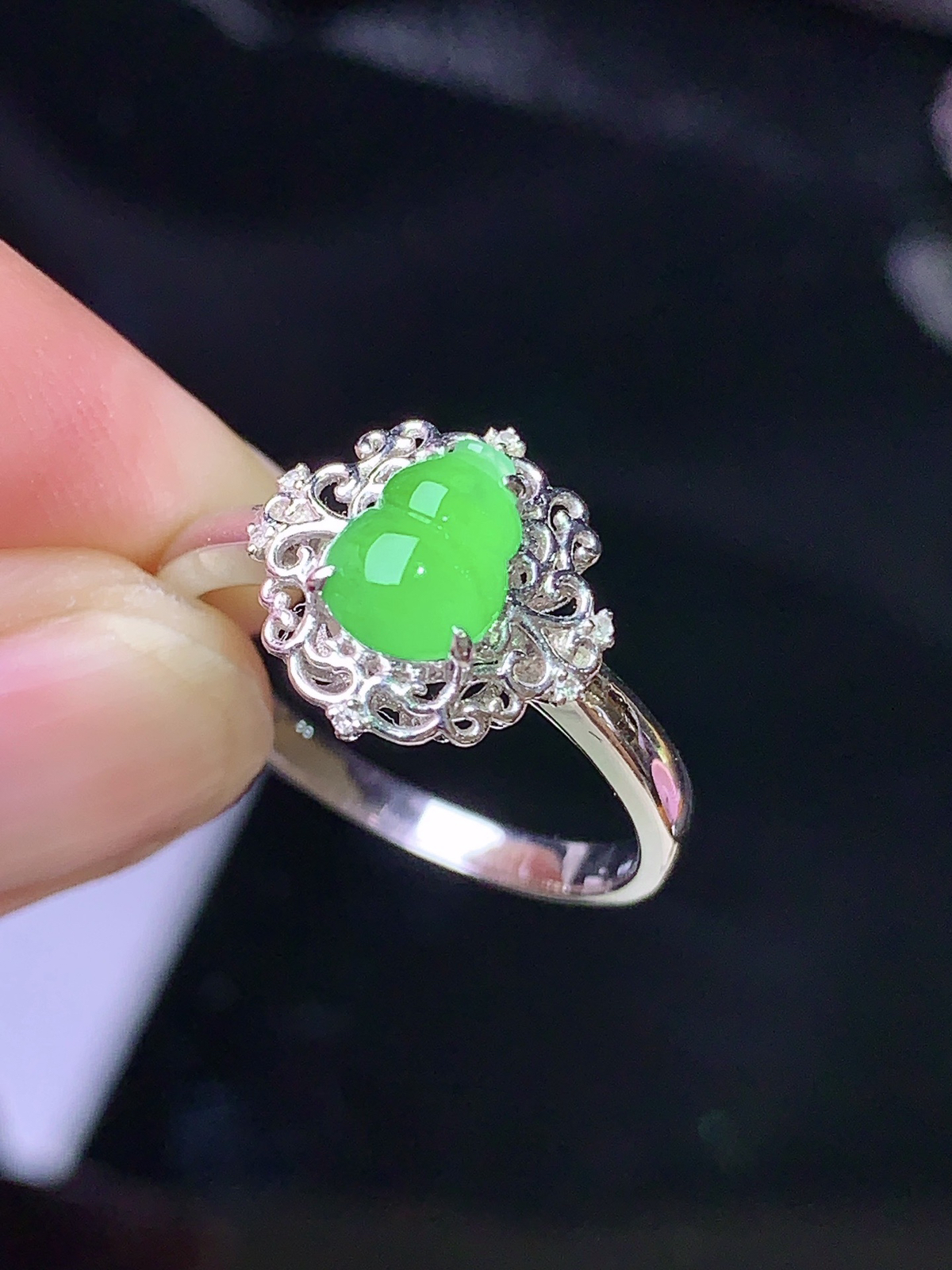 18k金钻镶嵌翠绿葫芦戒指 玉质细腻 色泽艳丽清新 圈口15 整体尺寸11.5*11.8*6.5 J3