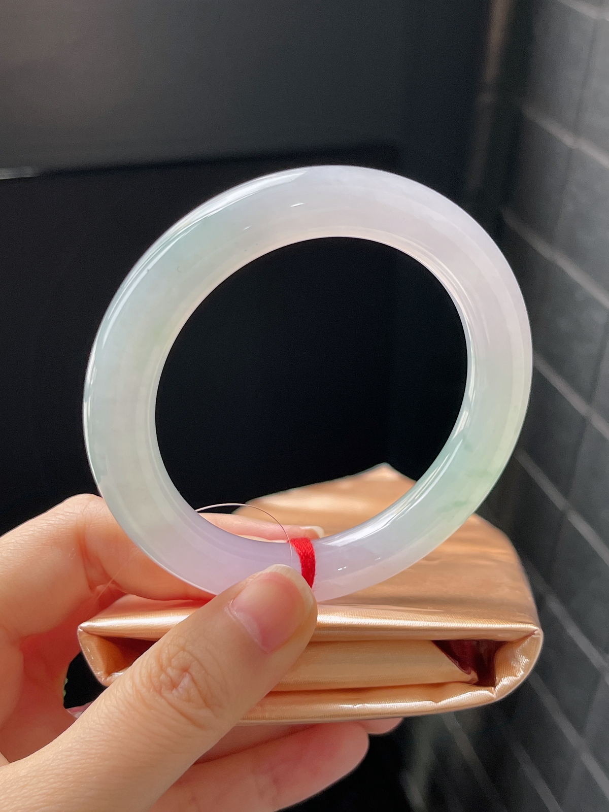 圆镯54.6圈口，翡翠冰糯种春带彩手镯