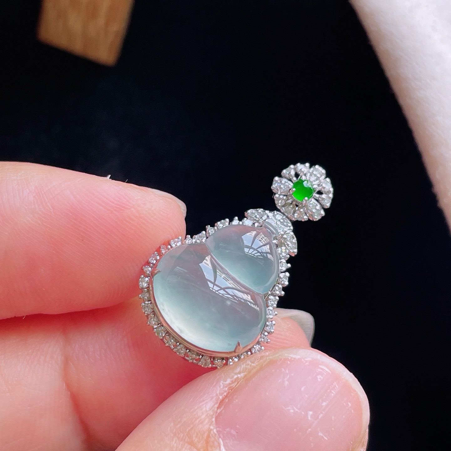 18K 冰种·葫芦

整23.8-14.1-9.2
裸13.5-11.4-3.9