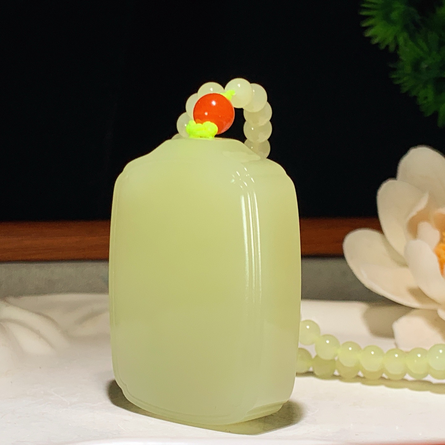 新疆若羌黄口料平安无事牌挂件。尺寸48/35/13重77.5克 玉质细腻油润 底色纯净 脂粉好，品质好。lt260318