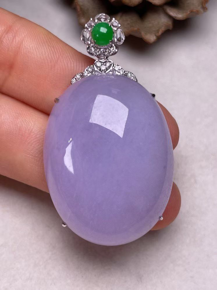 冰糯种紫罗兰鸽子蛋吊坠、真金真钻镶嵌，种水好，玉质细腻 .裸石尺寸26.2