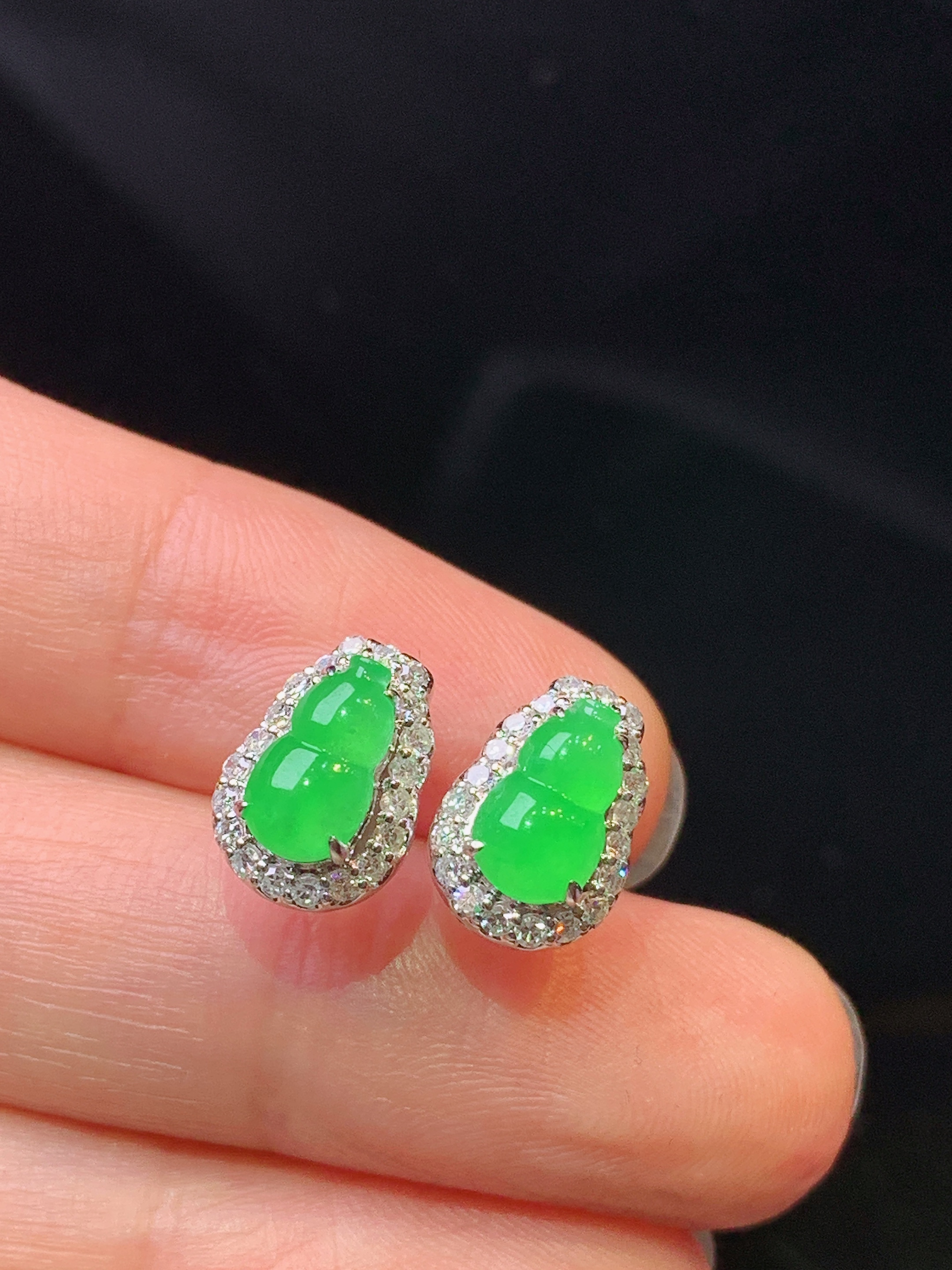 18k金钻镶嵌翠绿葫芦耳钉 玉质细腻 色泽艳丽清新 水润亮眼 整体尺寸11*7.8*6.2h1