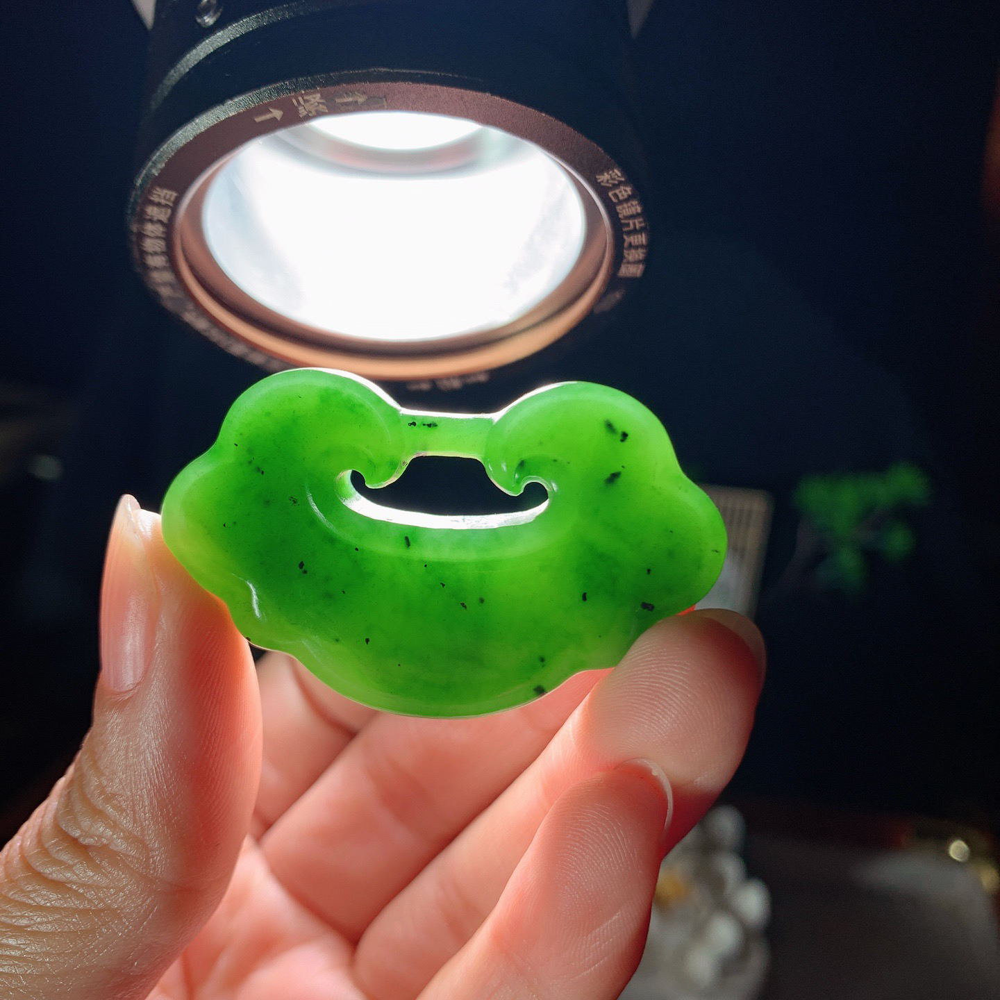 和田玉菠菜绿俄罗斯碧玉花开富贵如意锁挂件 尺寸29/47/11重23克。玉质细腻油润。手推出油。佩戴高端典雅。lt260318