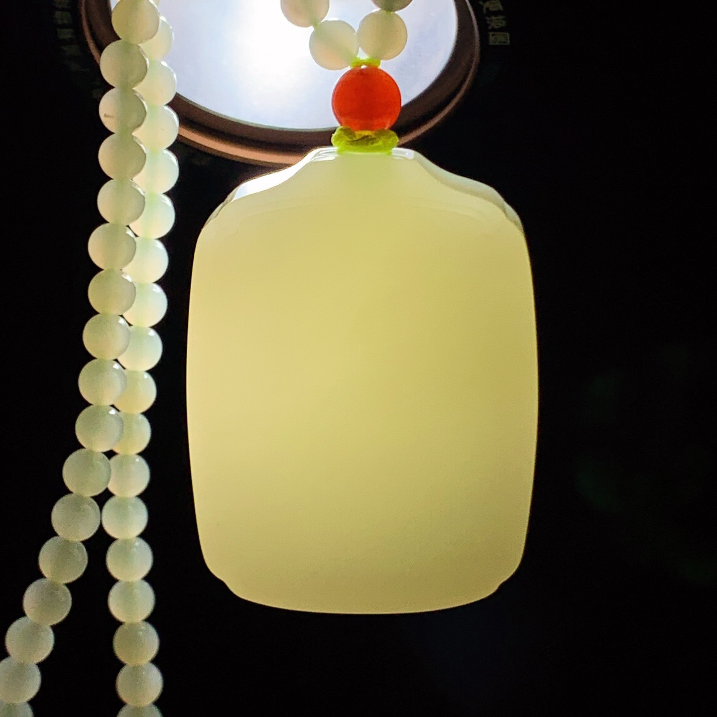 新疆若羌黄口料平安无事牌挂件。尺寸48/35/13重77.5克 玉质细腻油润 底色纯净 脂粉好，品质好。lt260318