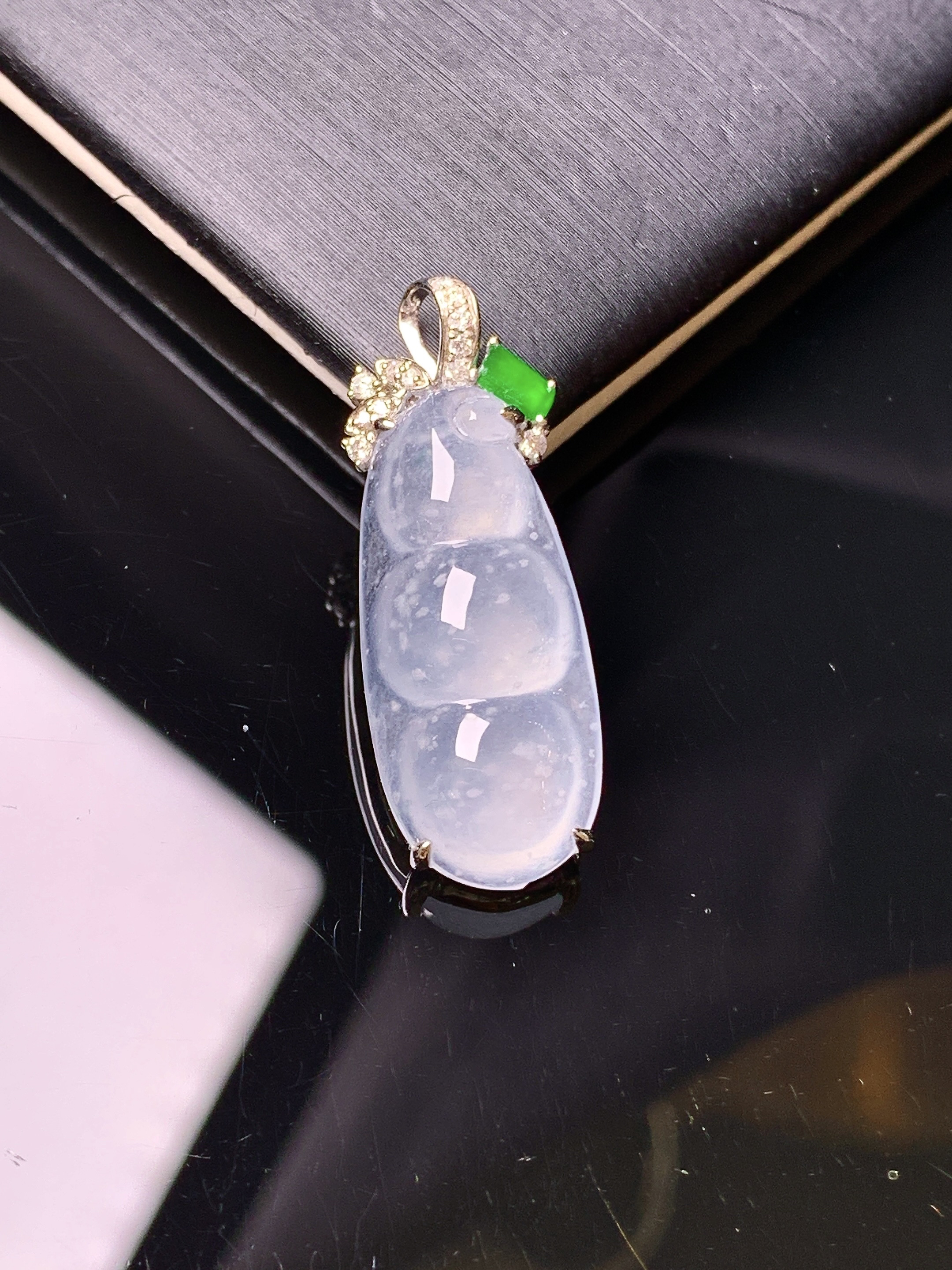 18k金钻镶嵌冰种四季豆吊坠 玉质细腻 色泽艳丽清新 水润亮眼 整体尺寸29*10.5*6.3L3