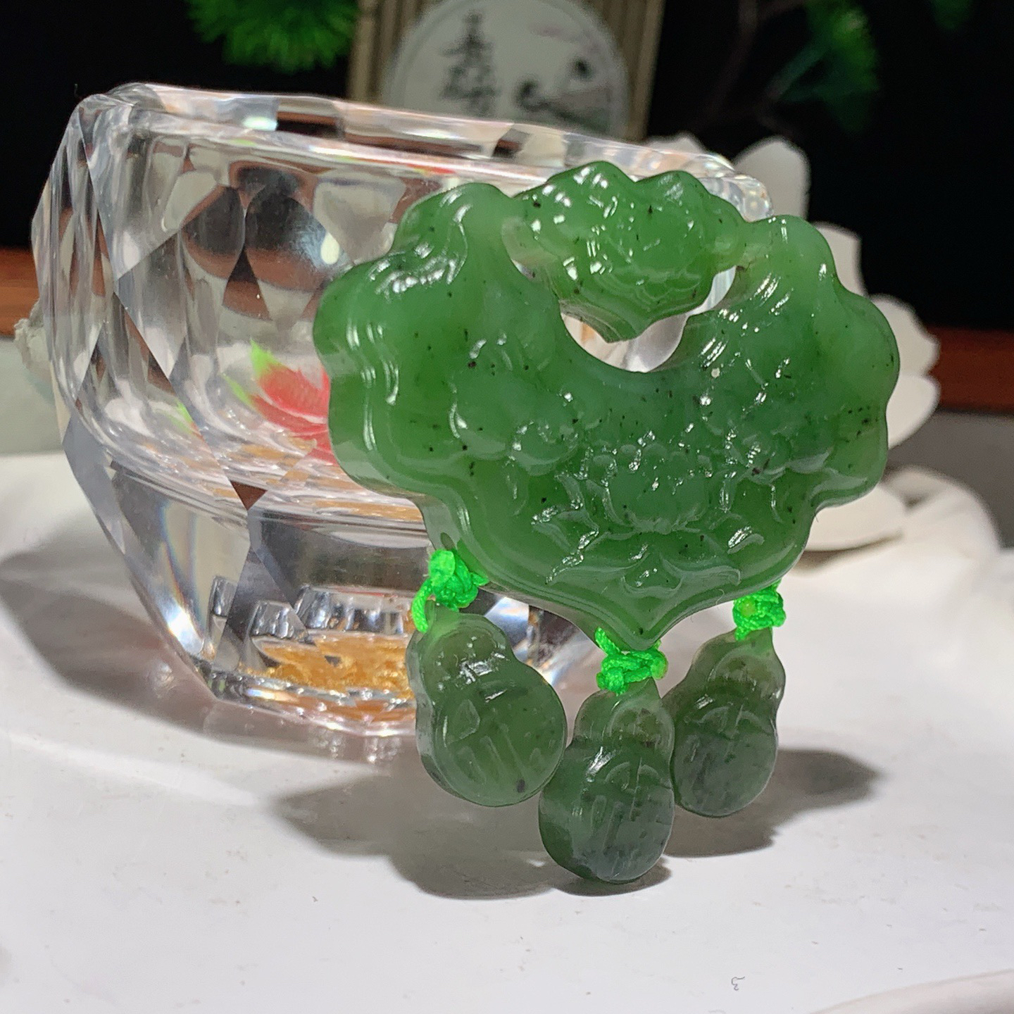 和田玉阳绿俄罗斯碧玉花开富贵如意锁挂件 尺寸35/47/10重28克。玉质细腻油润。手推出油。佩戴高端典雅。lt260318