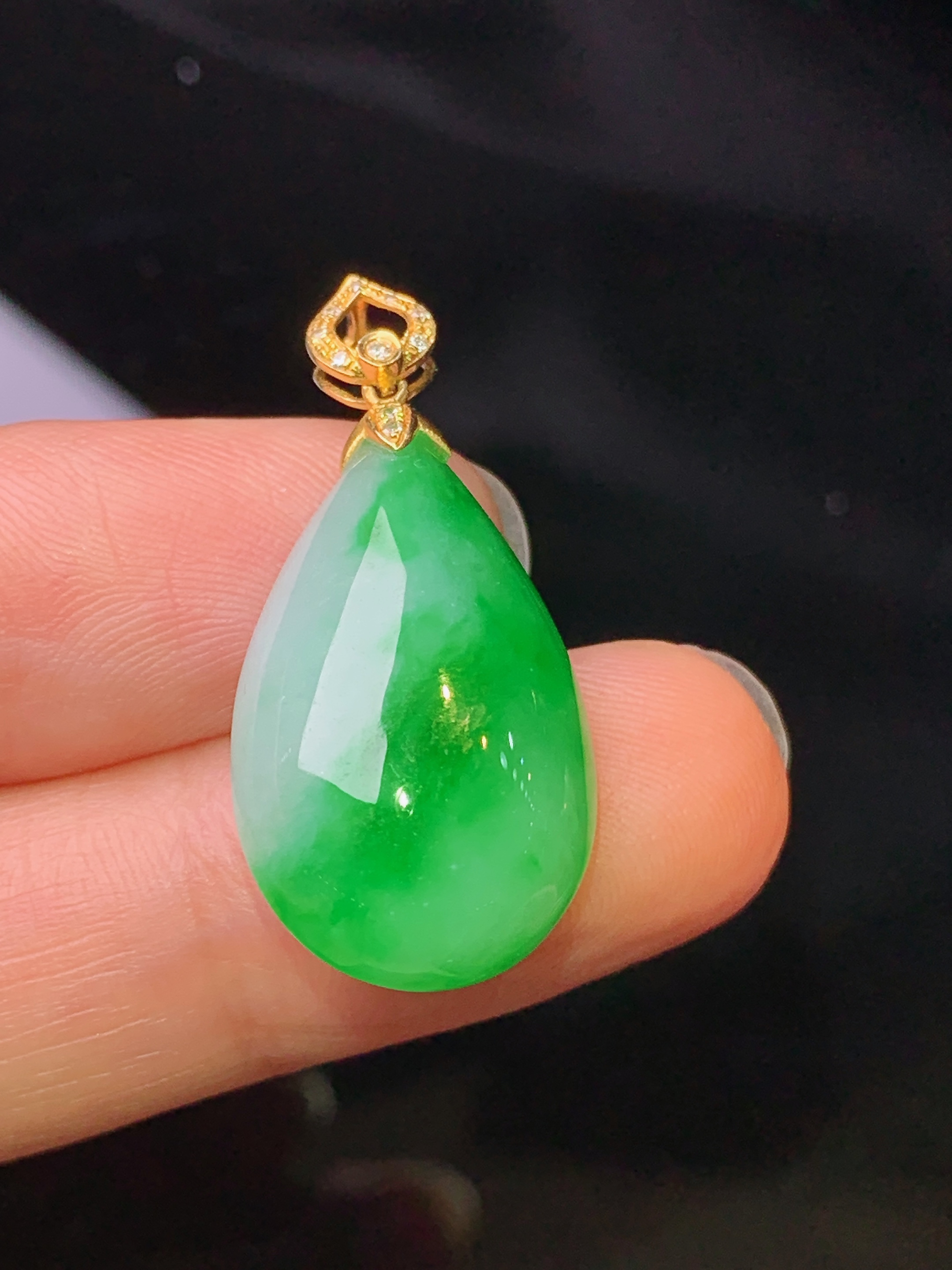 18k金钻镶嵌翠绿水滴吊坠 玉质细腻 色泽艳丽清新 水润亮眼 整体尺寸30*14.2*8.2x1