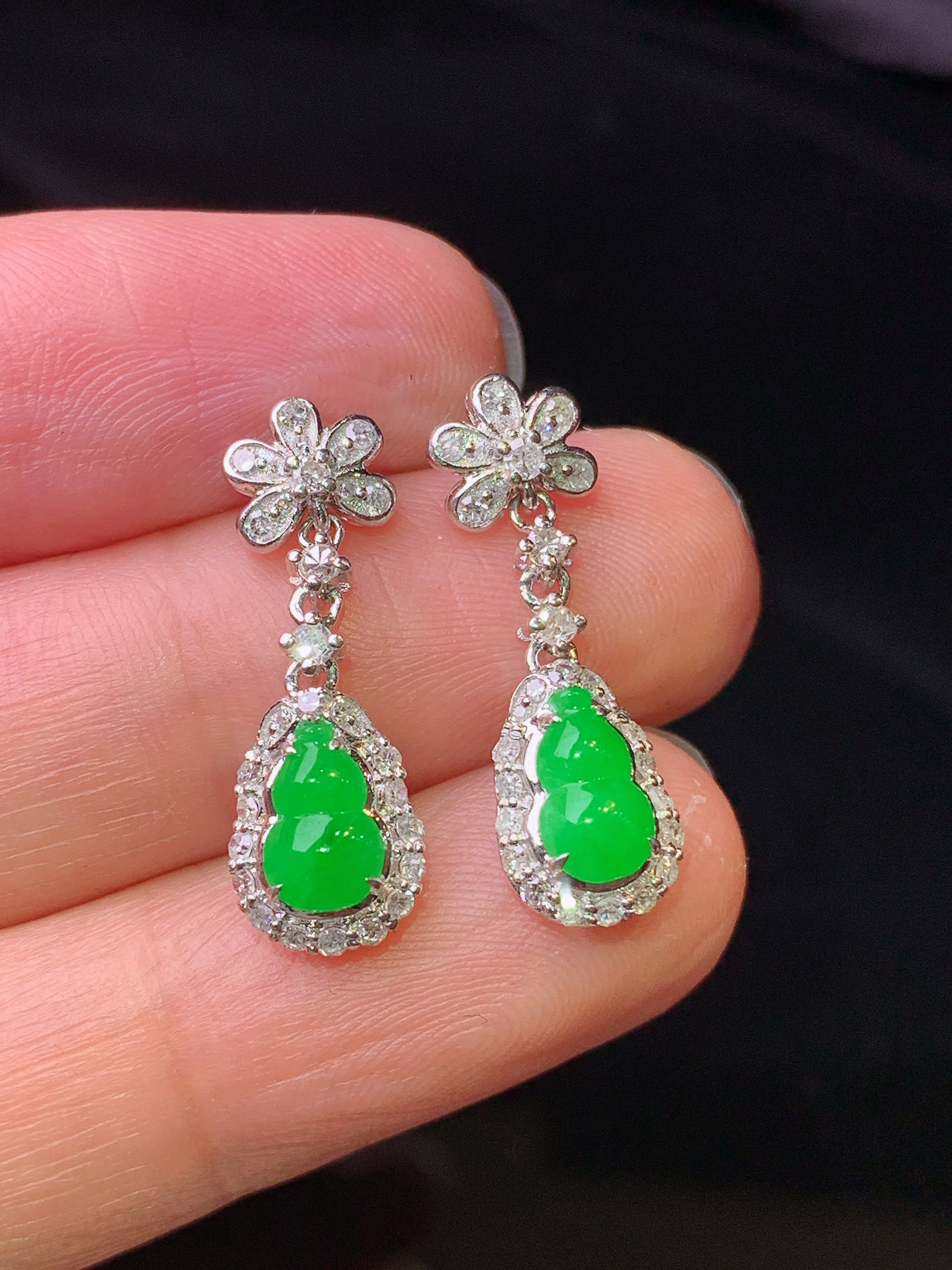 18k金钻镶嵌翠绿葫芦耳坠 玉质细腻 色泽艳丽清新 水润亮眼 整体尺寸21.8*7.3*4.7h1