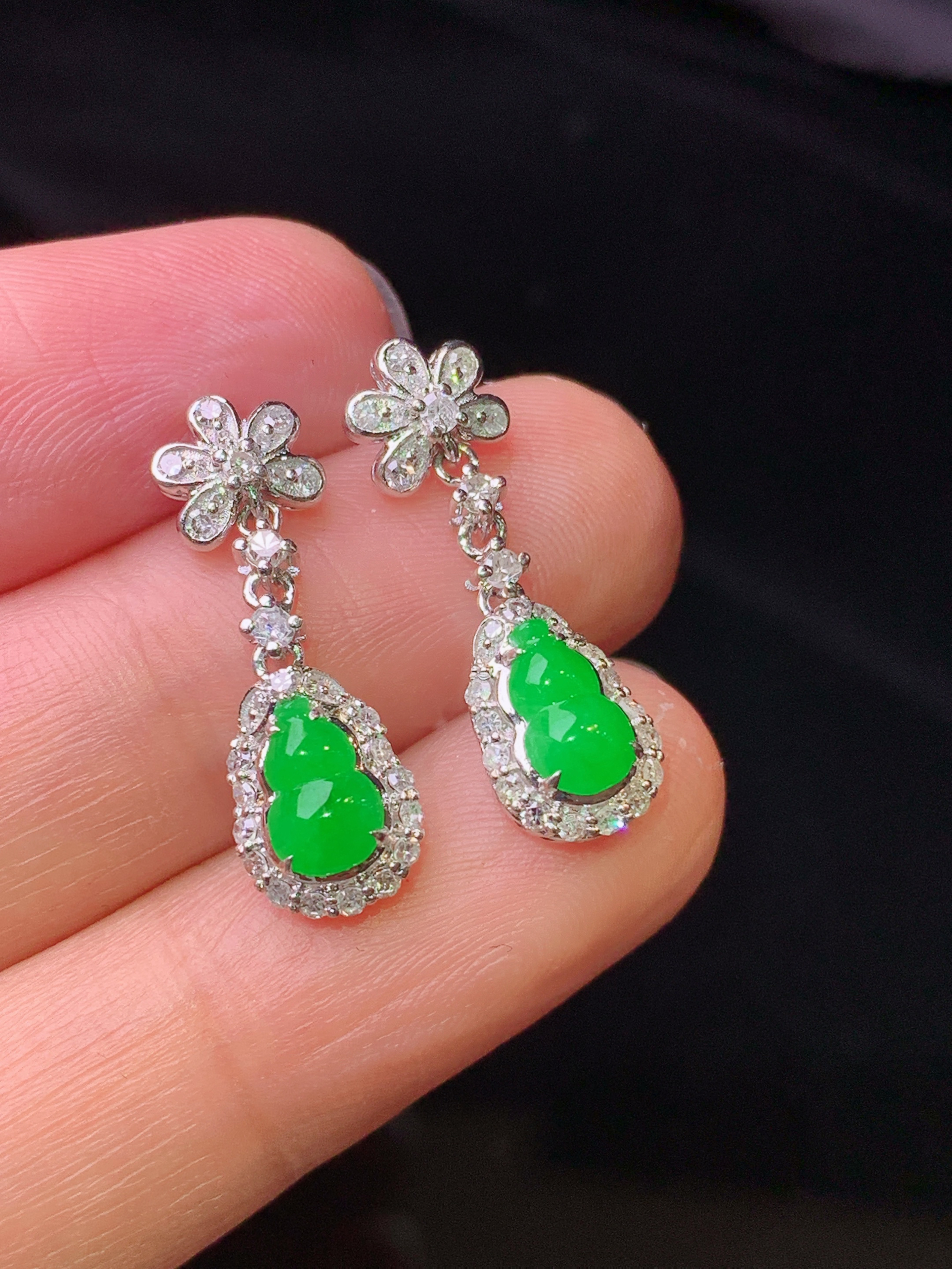 18k金钻镶嵌翠绿葫芦耳坠 玉质细腻 色泽艳丽清新 水润亮眼 整体尺寸21.8*7.3*4.7h1